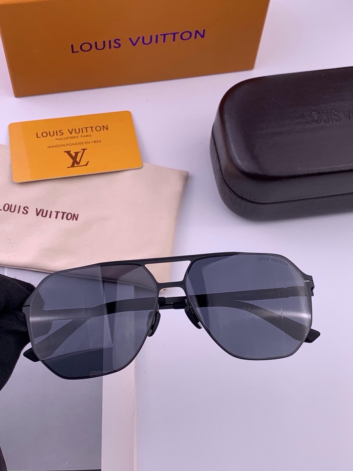 ♦️LV 新款男女情侣款太阳镜多边形墨镜iP电镀永不褪色 超轻超有弹性整幅眼镜无螺丝重要的是压不坏 高清尼龙镜片、精湛的