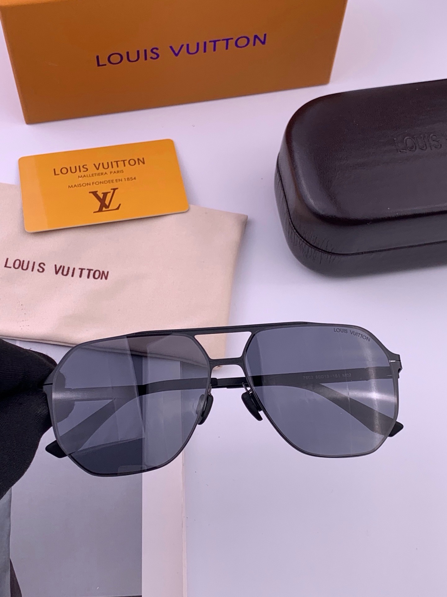 ♦️LV 新款男女情侣款太阳镜多边形墨镜iP电镀永不褪色 超轻超有弹性整幅眼镜无螺丝重要的是压不坏 高清尼龙镜片、精湛的