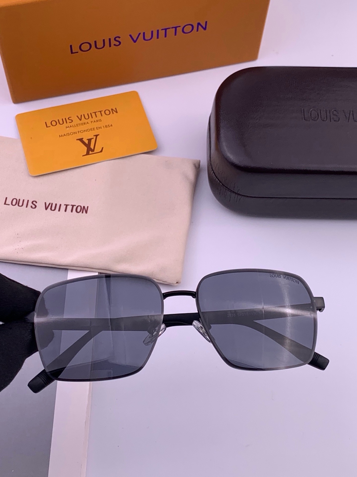 LV 男款炫彩飞行员偏光太阳镜 ❤️材质：高清尼龙加厚卡槽高清偏光镜片 🌹无边框镜架💕颜👍型号：L5253