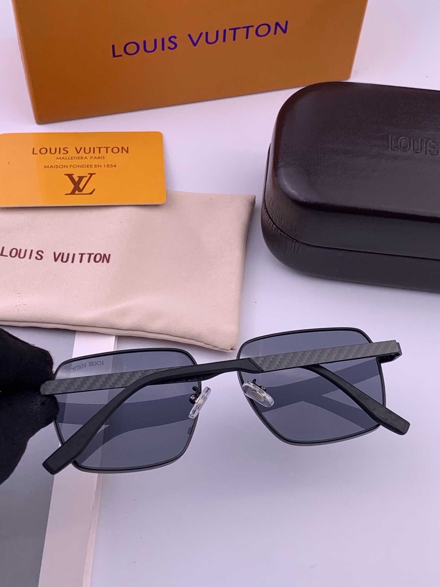 LV 男款炫彩飞行员偏光太阳镜 ❤️材质：高清尼龙加厚卡槽高清偏光镜片 🌹无边框镜架💕颜👍型号：L5253
