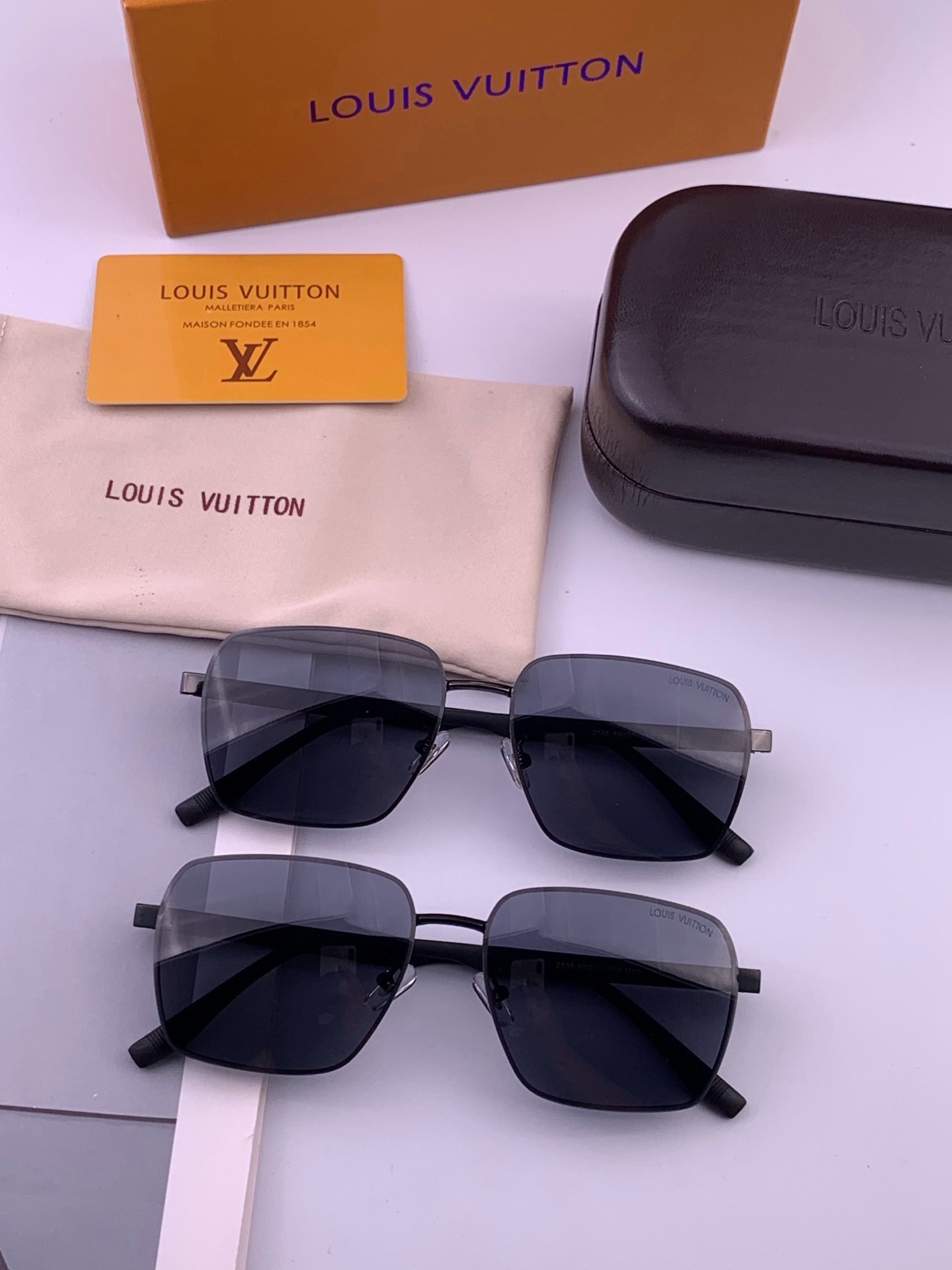 LV 男款炫彩飞行员偏光太阳镜 ❤️材质：高清尼龙加厚卡槽高清偏光镜片 🌹无边框镜架💕颜👍型号：L5253