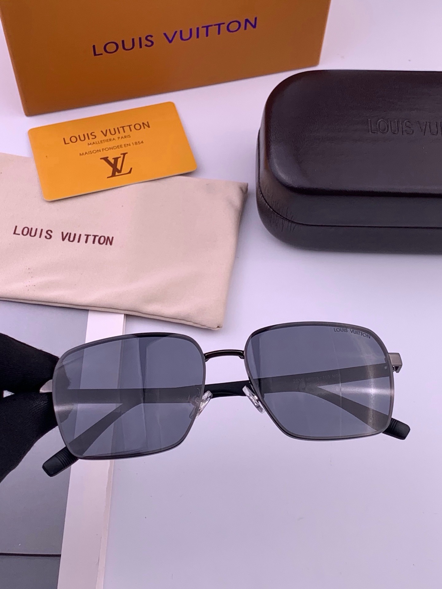 LV 男款炫彩飞行员偏光太阳镜 ❤️材质：高清尼龙加厚卡槽高清偏光镜片 🌹无边框镜架💕颜👍型号：L5253