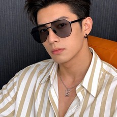LV 男款炫彩飞行员偏光太阳镜 ❤️材质:高清尼龙加厚卡槽高清偏光镜片 🌹无边框镜架💕颜👍型号:L3252 LV 男款炫彩飞行员偏光太阳镜 ❤️材质:高清尼龙加厚卡槽高清偏光镜片 🌹无边框镜架💕颜👍型号:L3252