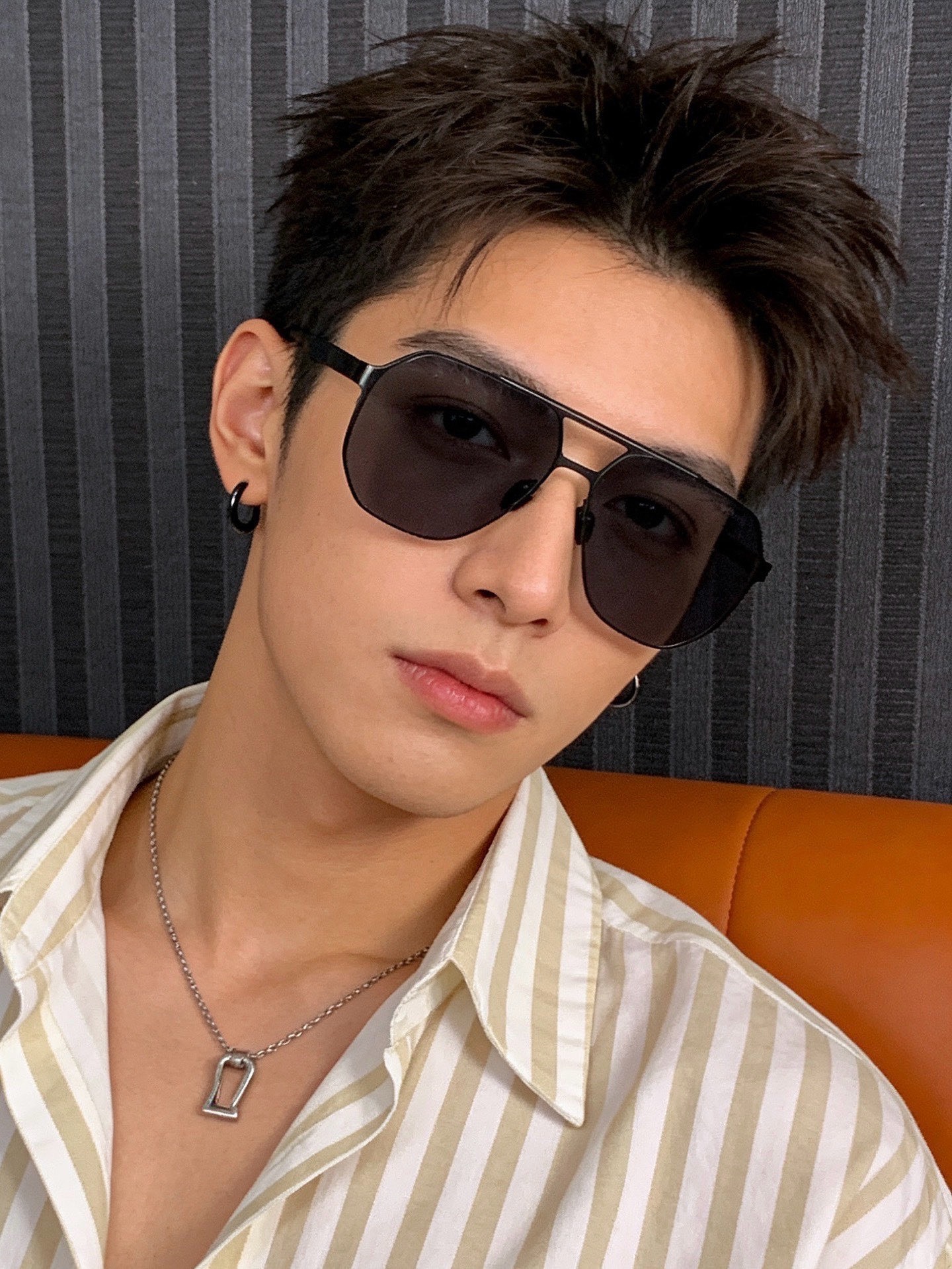 LV 男款炫彩飞行员偏光太阳镜 ❤️材质：高清尼龙加厚卡槽高清偏光镜片 🌹无边框镜架💕颜👍型号：L3252