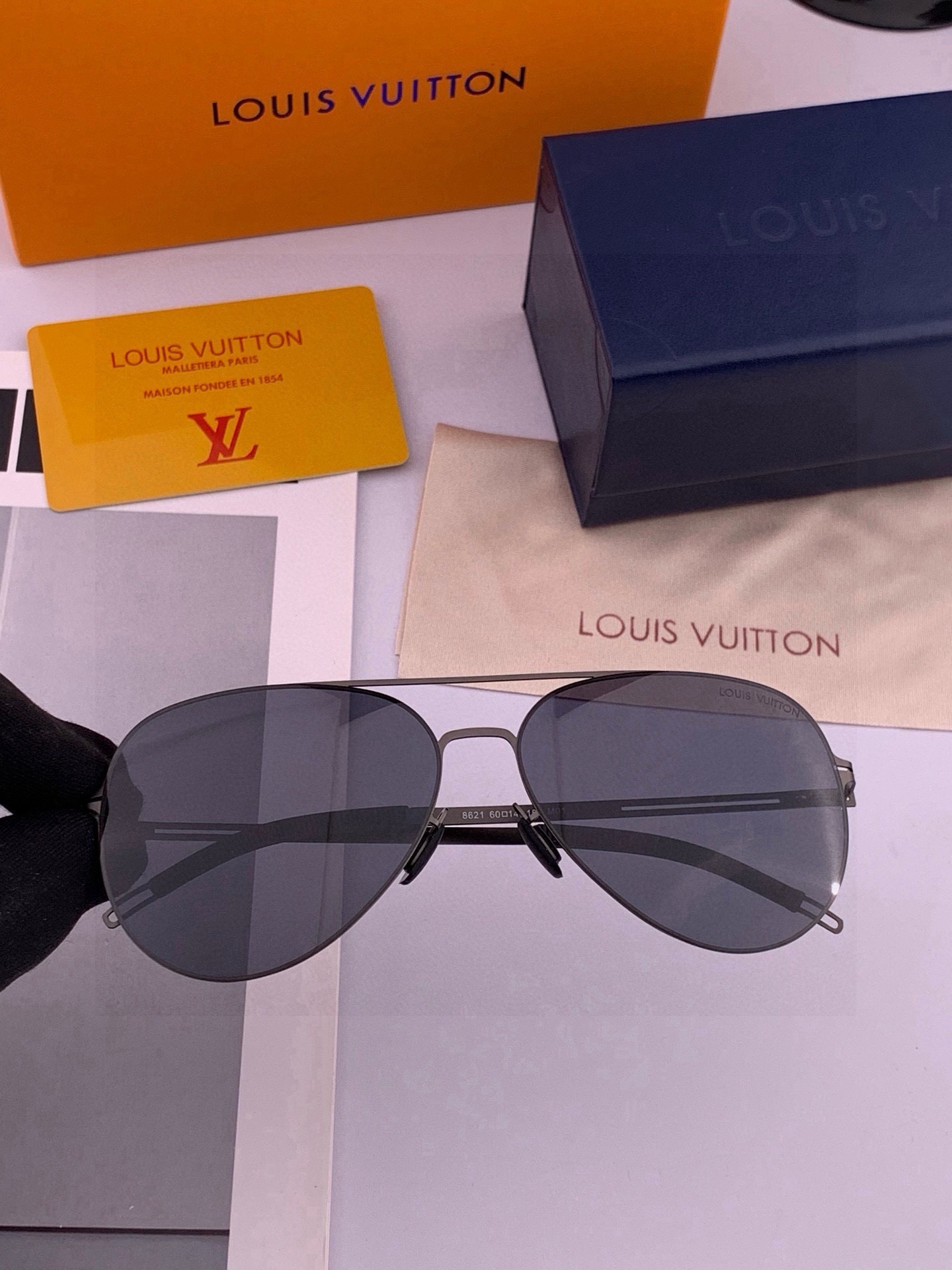 ♦️LV 新款男女情侣款太阳镜多边形墨镜iP电镀永不褪色 超轻超有弹性整幅眼镜无螺丝重要的是压不坏 高清尼龙镜片、精湛的