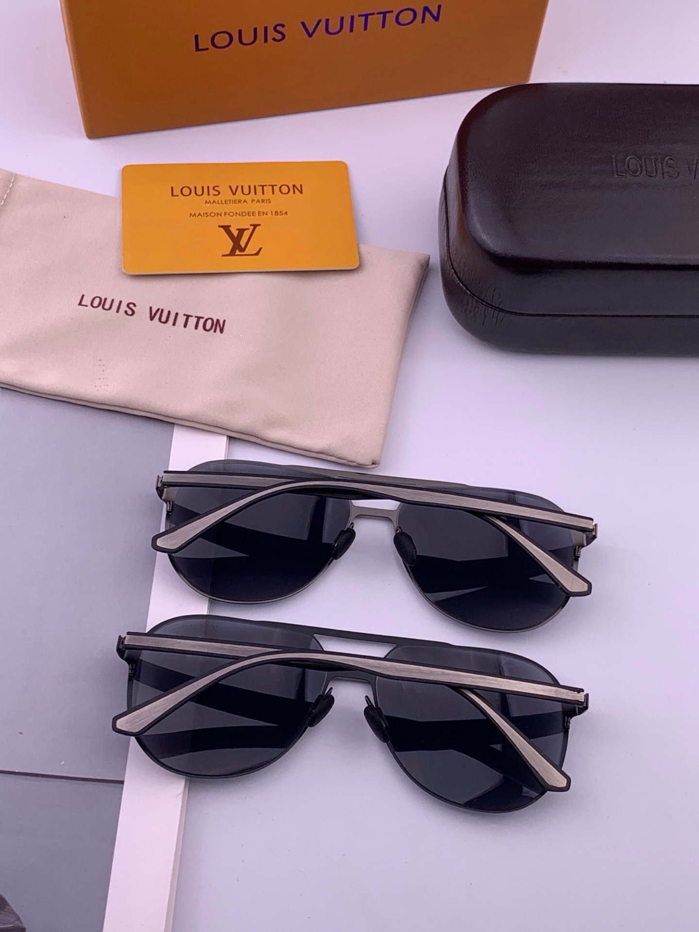 LV 男款炫彩飞行员偏光太阳镜 ❤️材质：高清尼龙加厚卡槽高清偏光镜片 🌹无边框镜架💕颜👍型号：L5229