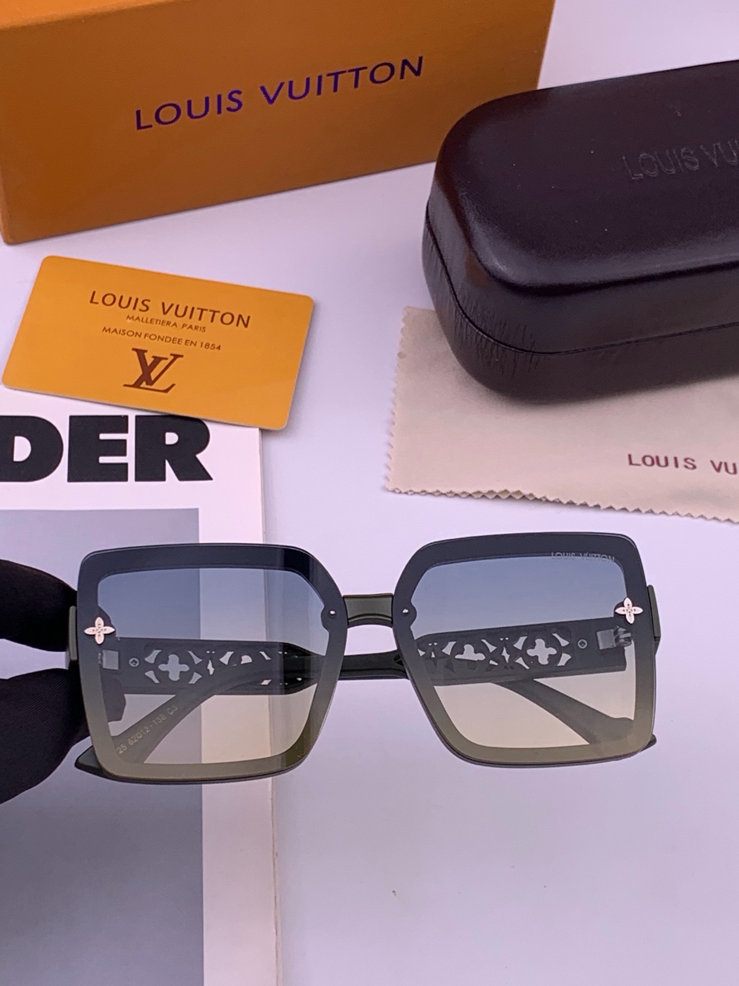 LV 太阳镜潮品官网模特同款 [玫瑰][玫瑰]四叶草🍀精致个性设计简约时尚 高品质值得拥有绝对潮爆整个夏季 新款L551