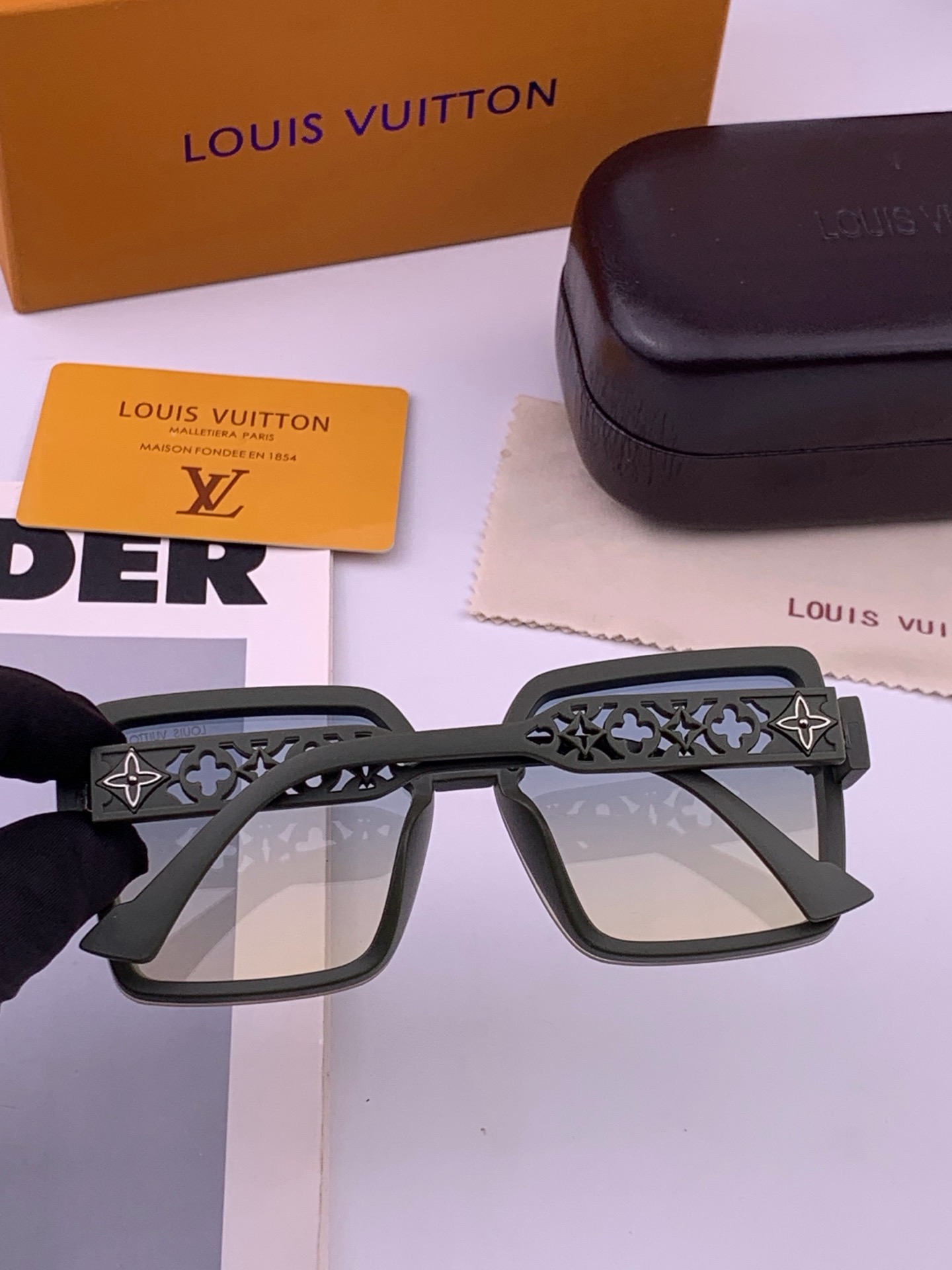 LV 太阳镜潮品官网模特同款 [玫瑰][玫瑰]四叶草🍀精致个性设计简约时尚 高品质值得拥有绝对潮爆整个夏季 新款L551