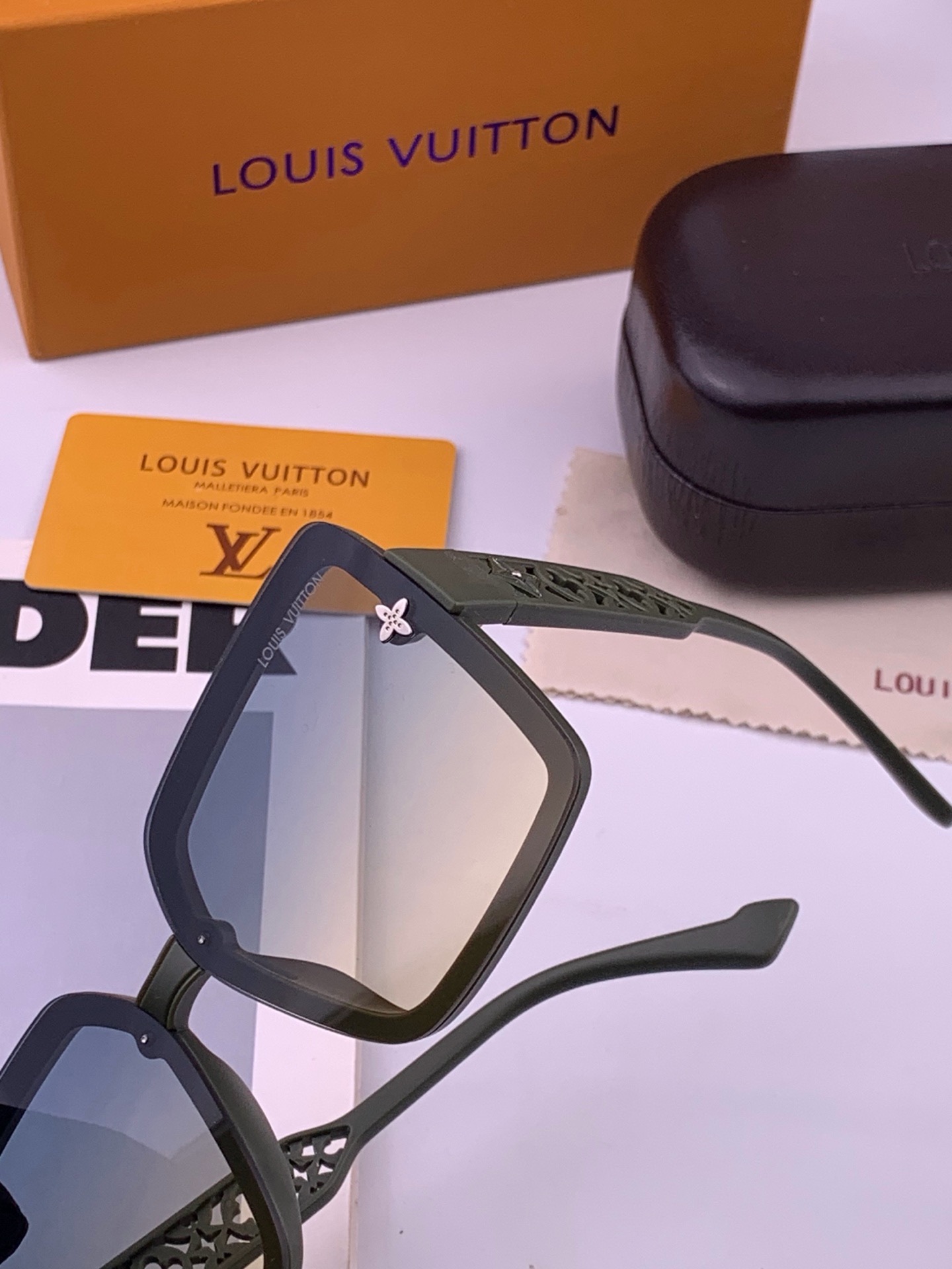 LV 太阳镜潮品官网模特同款 [玫瑰][玫瑰]四叶草🍀精致个性设计简约时尚 高品质值得拥有绝对潮爆整个夏季 新款L551