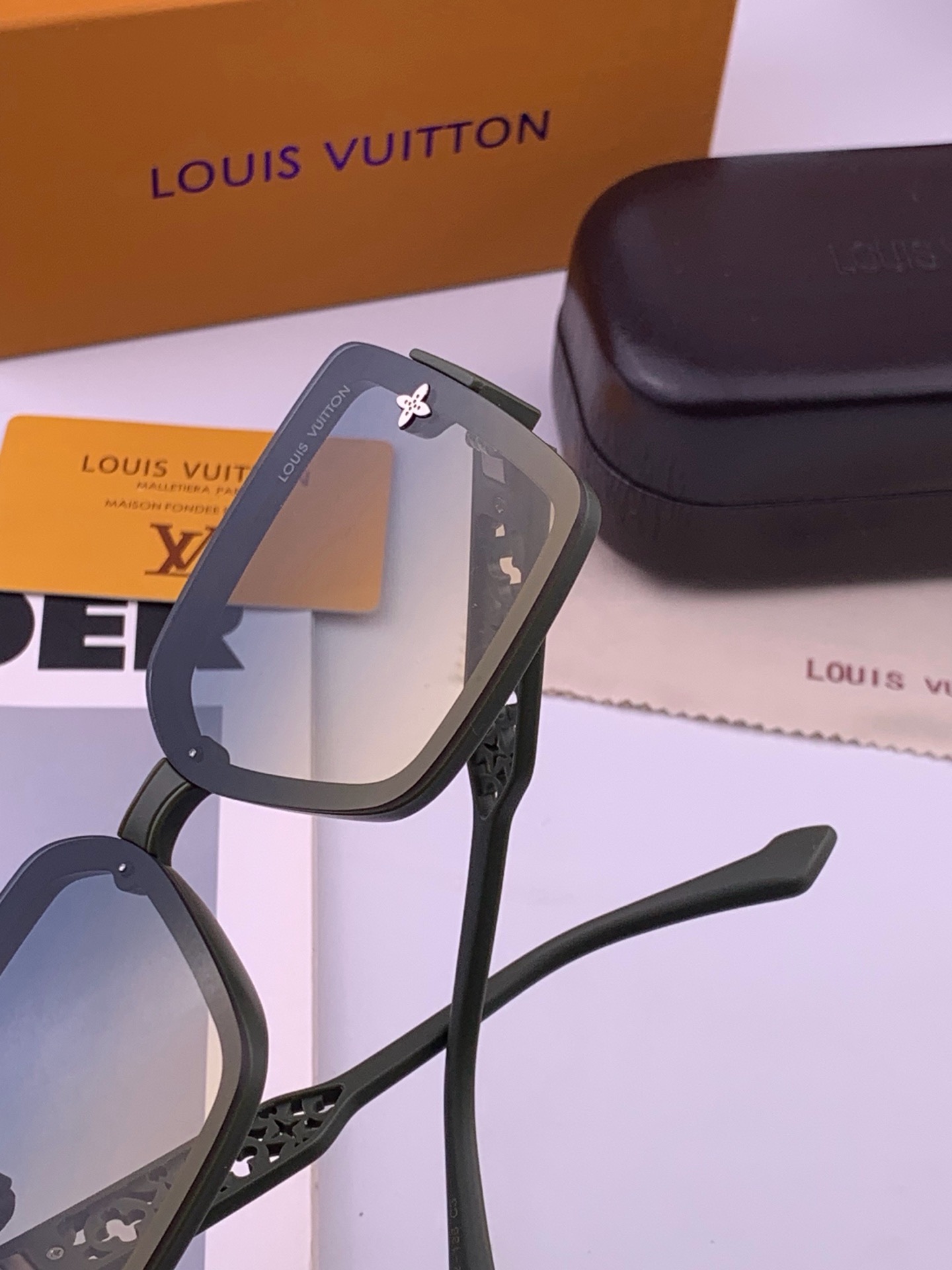 LV 太阳镜潮品官网模特同款 [玫瑰][玫瑰]四叶草🍀精致个性设计简约时尚 高品质值得拥有绝对潮爆整个夏季 新款L551