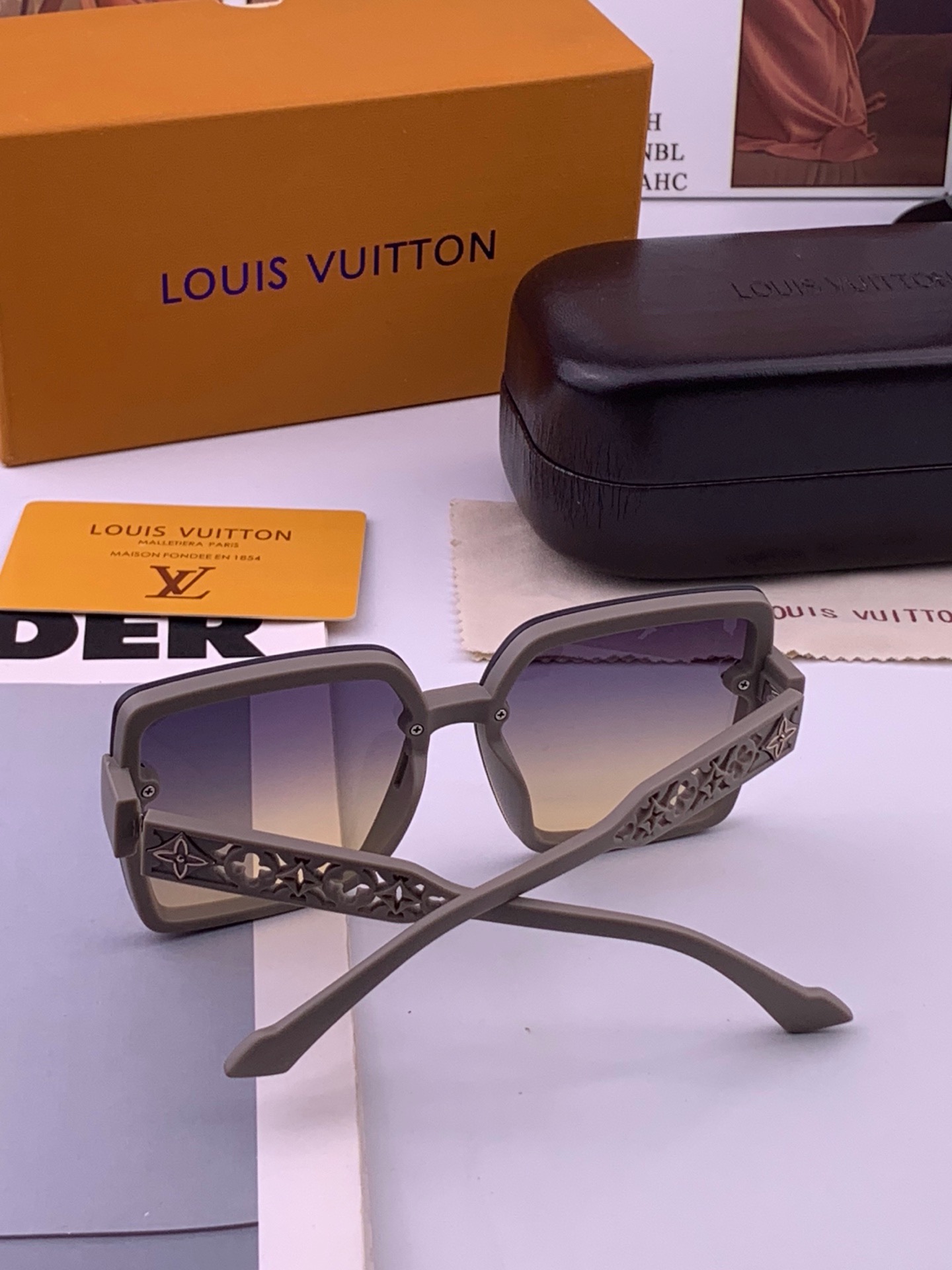 LV 太阳镜潮品官网模特同款 [玫瑰][玫瑰]四叶草🍀精致个性设计简约时尚 高品质值得拥有绝对潮爆整个夏季 新款L551