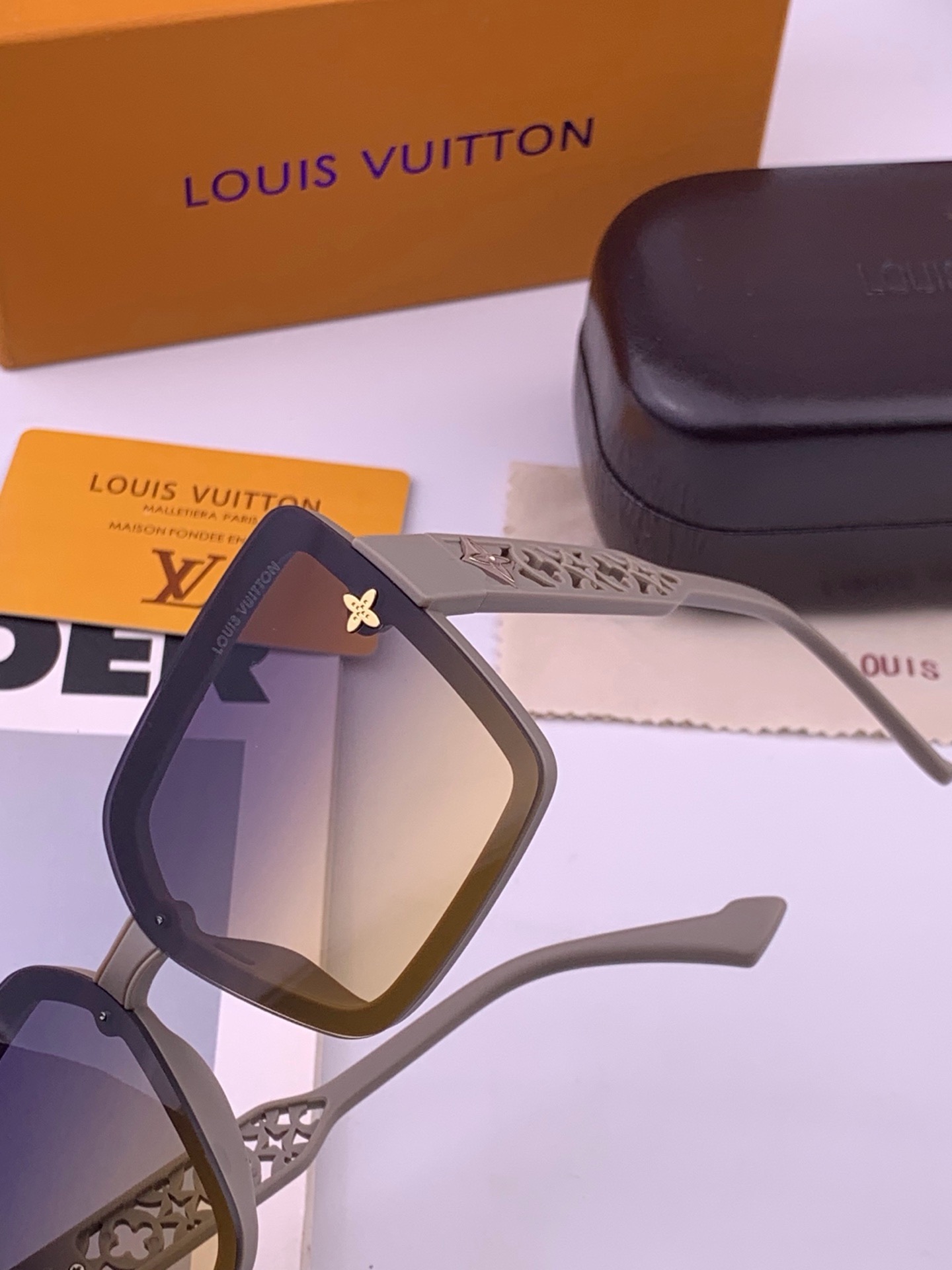LV 太阳镜潮品官网模特同款 [玫瑰][玫瑰]四叶草🍀精致个性设计简约时尚 高品质值得拥有绝对潮爆整个夏季 新款L551