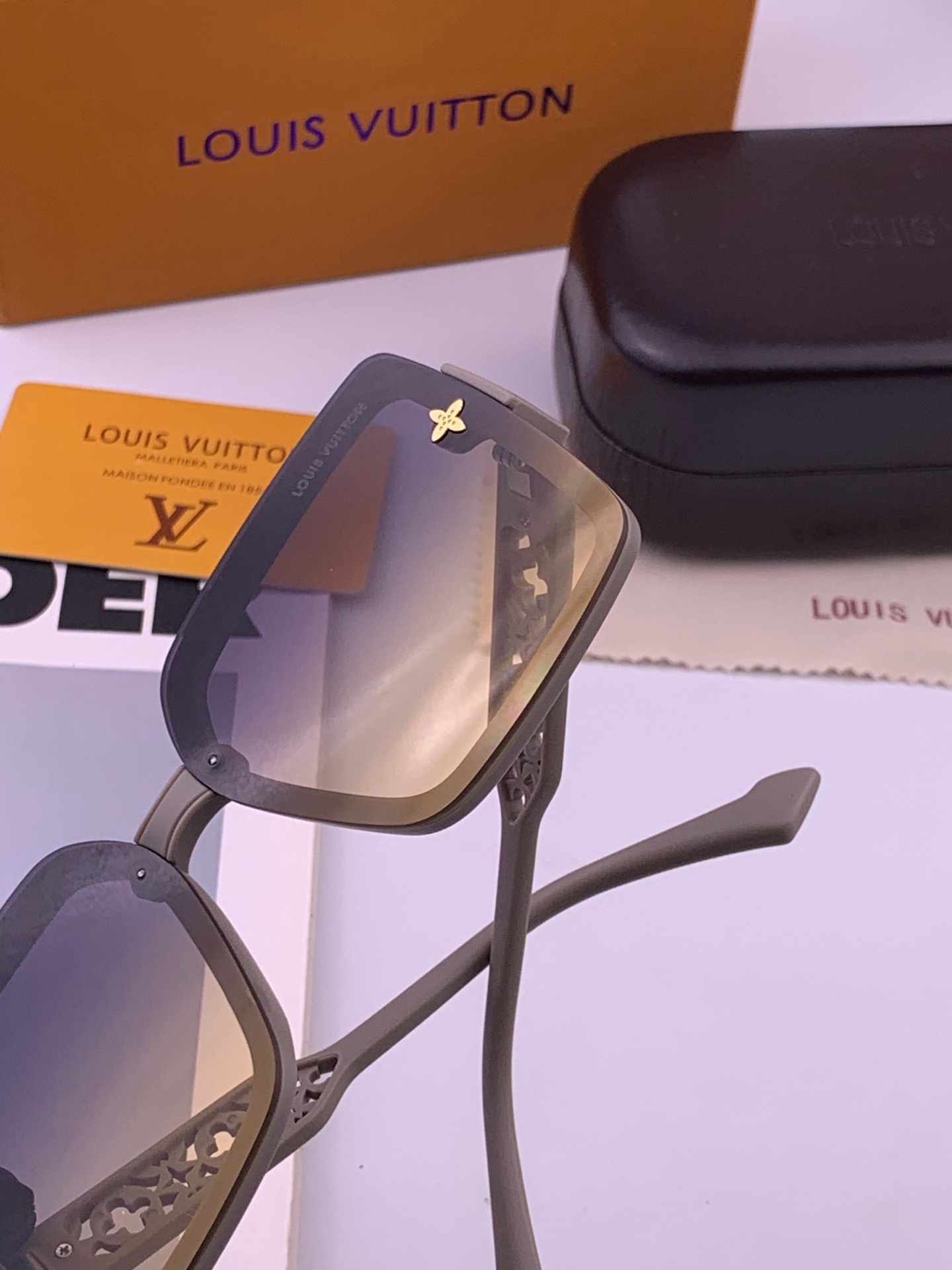 LV 太阳镜潮品官网模特同款 [玫瑰][玫瑰]四叶草🍀精致个性设计简约时尚 高品质值得拥有绝对潮爆整个夏季 新款L551