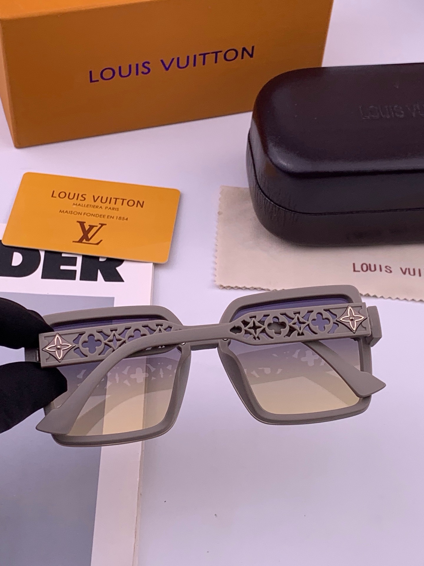 LV 太阳镜潮品官网模特同款 [玫瑰][玫瑰]四叶草🍀精致个性设计简约时尚 高品质值得拥有绝对潮爆整个夏季 新款L551