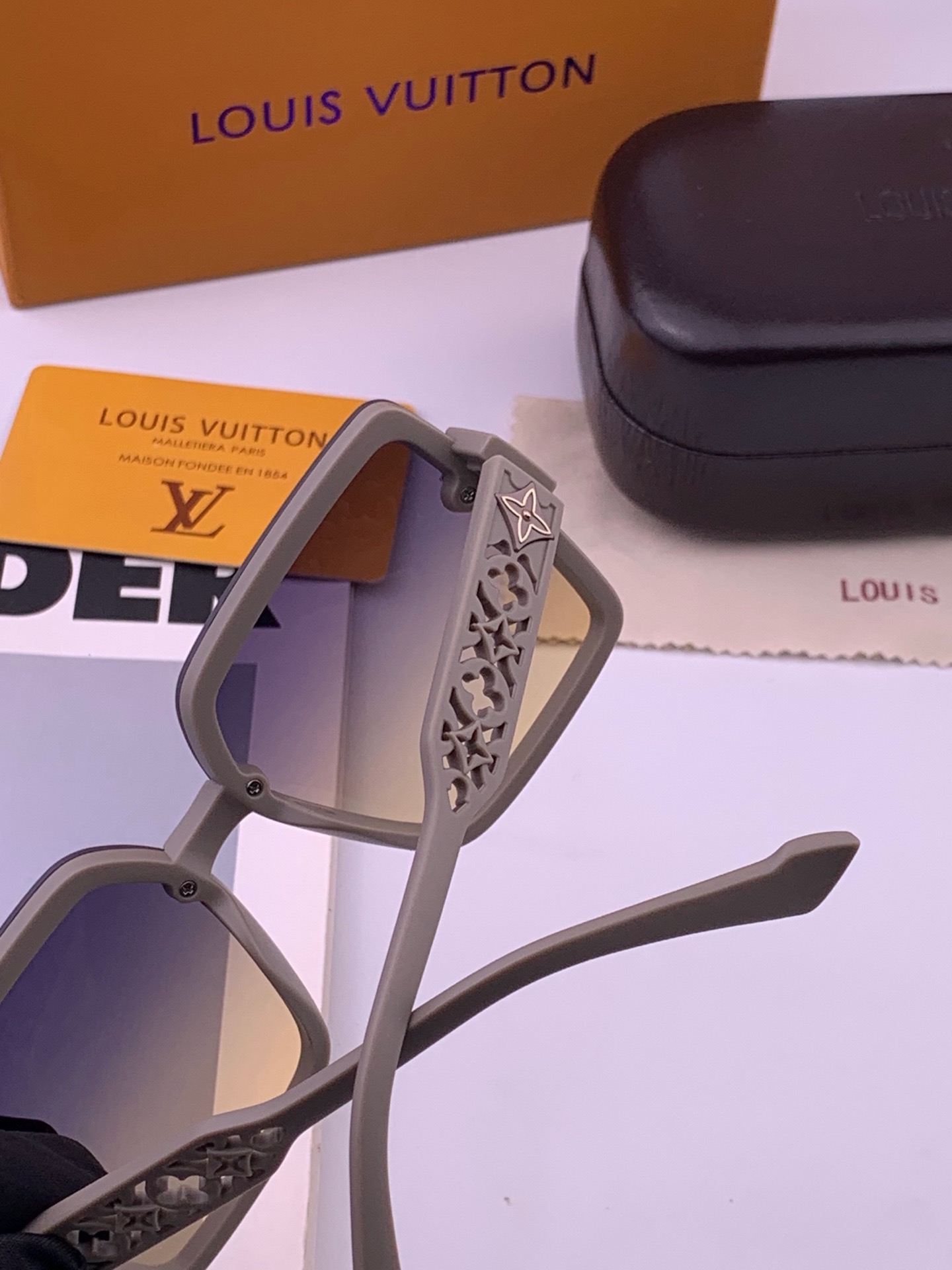 LV 太阳镜潮品官网模特同款 [玫瑰][玫瑰]四叶草🍀精致个性设计简约时尚 高品质值得拥有绝对潮爆整个夏季 新款L551