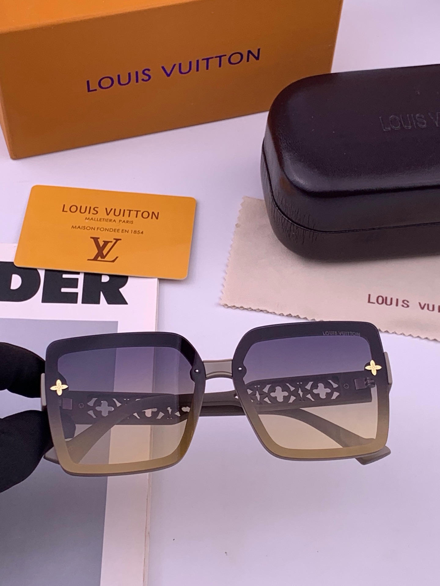 LV 太阳镜潮品官网模特同款 [玫瑰][玫瑰]四叶草🍀精致个性设计简约时尚 高品质值得拥有绝对潮爆整个夏季 新款L551