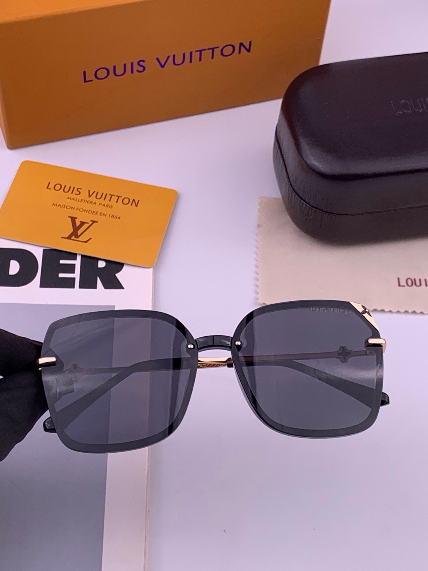 LV 太阳镜潮品官网模特同款 [玫瑰][玫瑰]四叶草🍀精致个性设计简约时尚 高品质值得拥有绝对潮爆整个夏季 新款L019