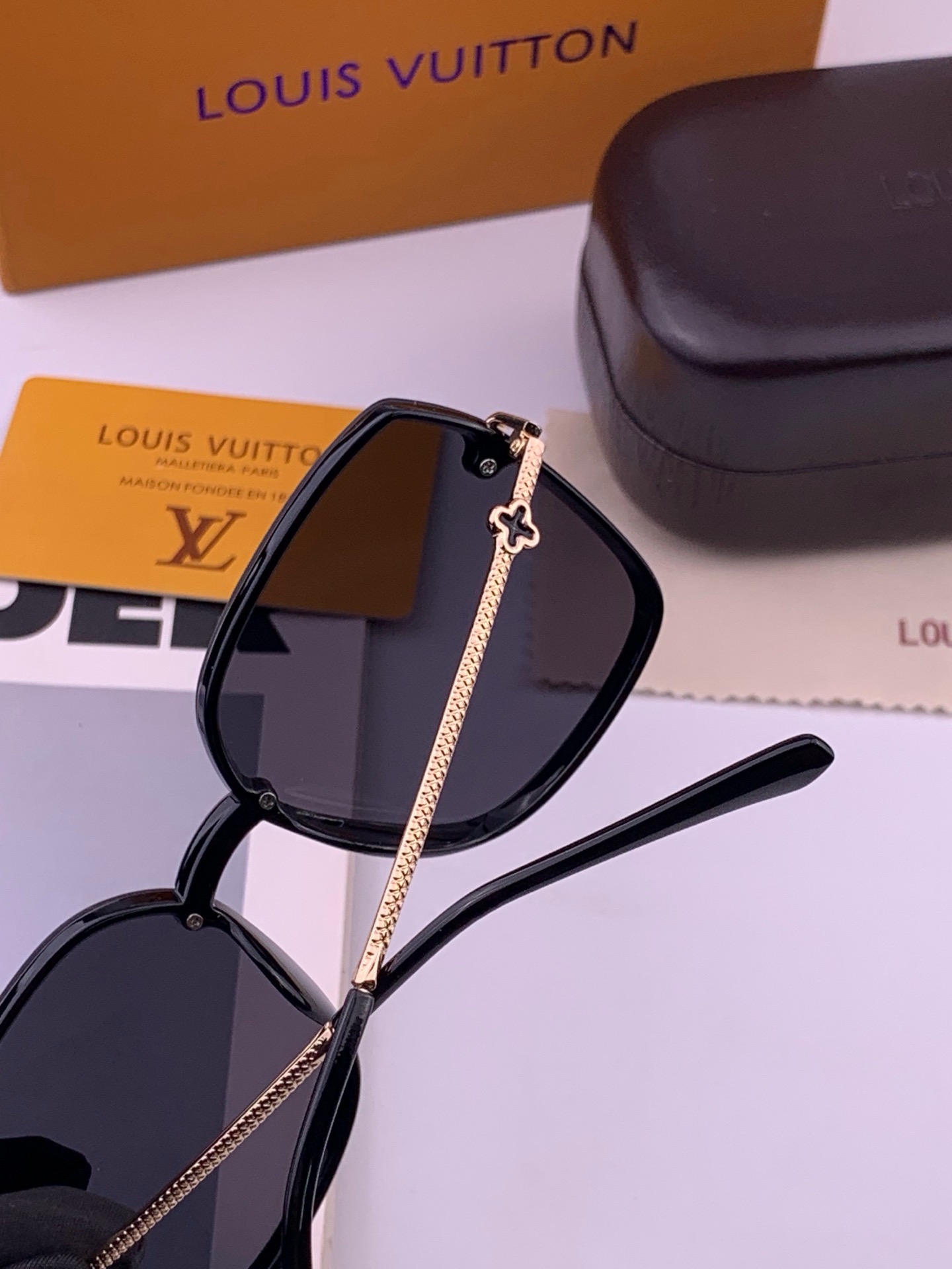 LV 太阳镜潮品官网模特同款 [玫瑰][玫瑰]四叶草🍀精致个性设计简约时尚 高品质值得拥有绝对潮爆整个夏季 新款L019