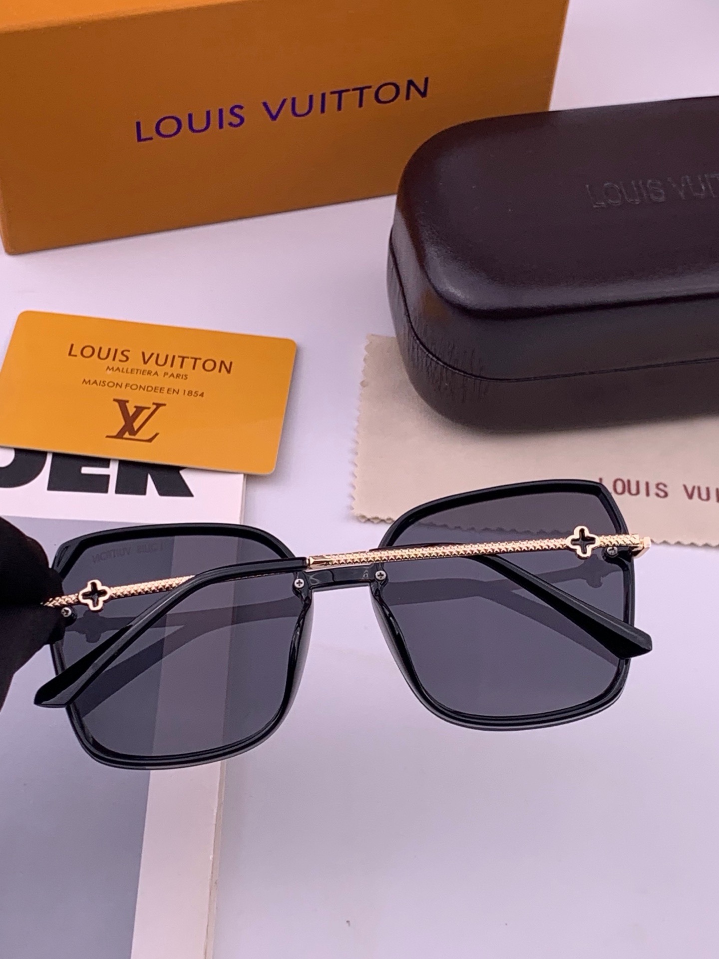 LV 太阳镜潮品官网模特同款 [玫瑰][玫瑰]四叶草🍀精致个性设计简约时尚 高品质值得拥有绝对潮爆整个夏季 新款L019