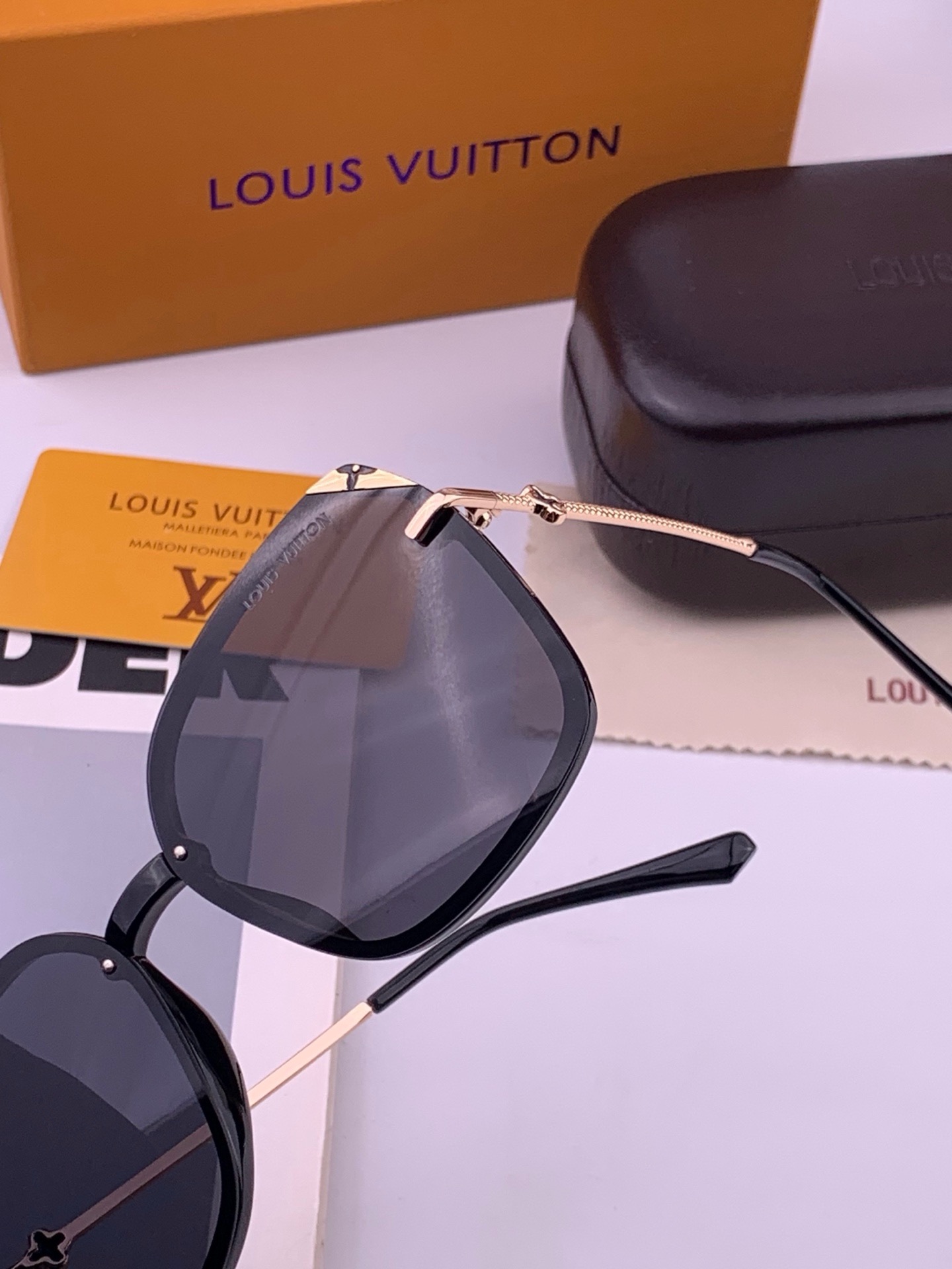 LV 太阳镜潮品官网模特同款 [玫瑰][玫瑰]四叶草🍀精致个性设计简约时尚 高品质值得拥有绝对潮爆整个夏季 新款L019