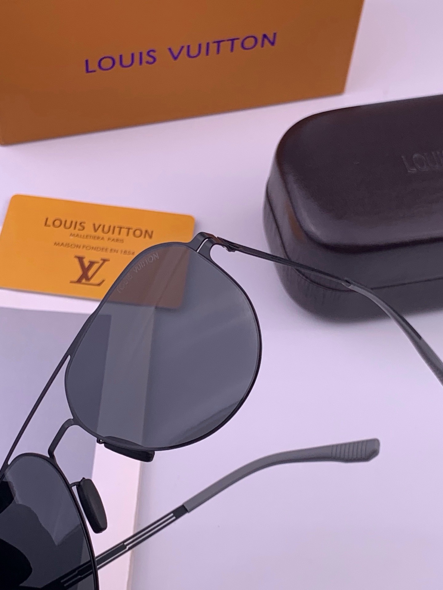 ♦️LV  新款男女情侣款太阳镜多边形墨镜iP电镀永不褪色 超轻超有弹性整幅眼镜无螺丝重要的是压不坏 高清尼龙镜片、精湛