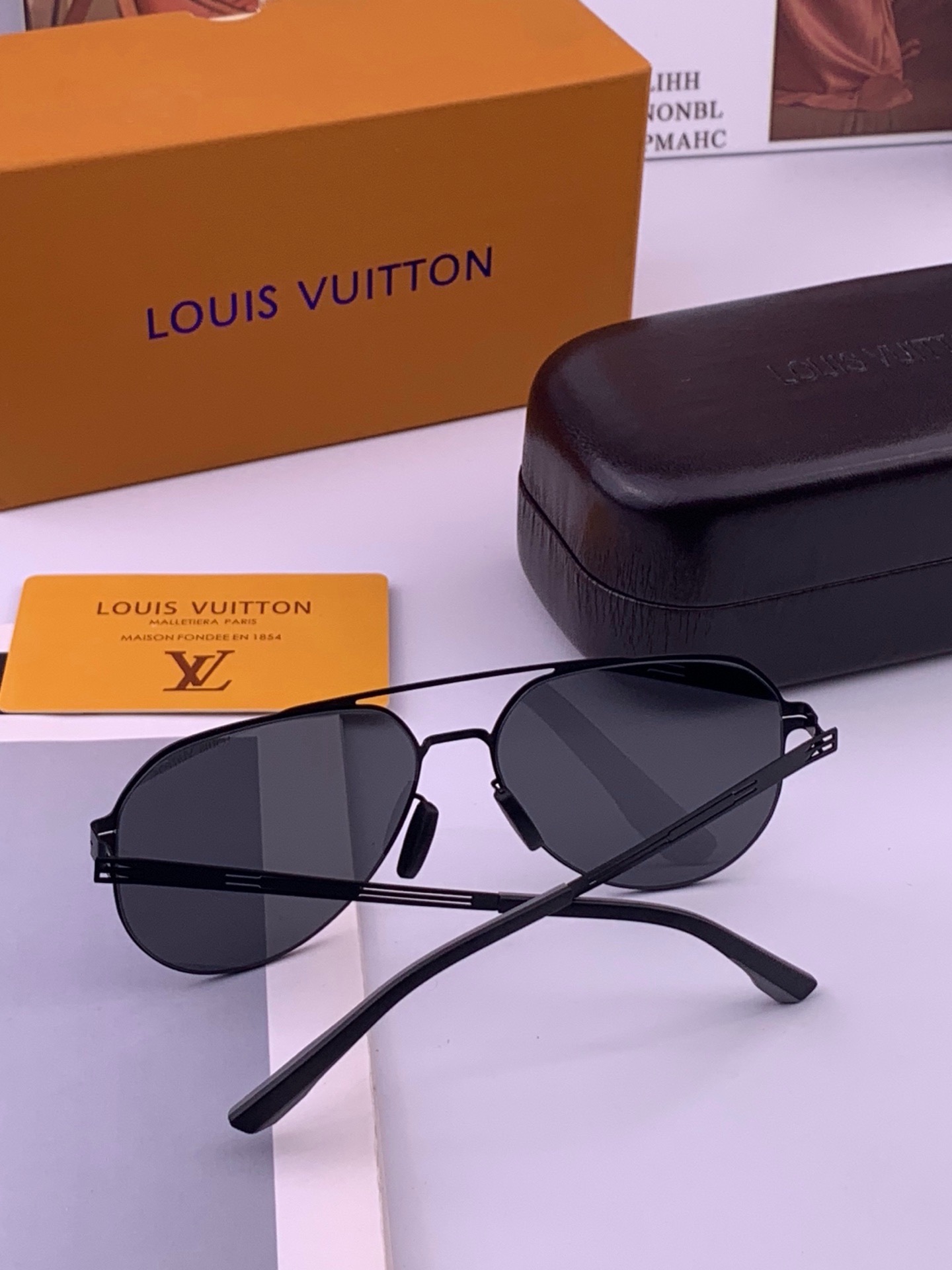 ♦️LV  新款男女情侣款太阳镜多边形墨镜iP电镀永不褪色 超轻超有弹性整幅眼镜无螺丝重要的是压不坏 高清尼龙镜片、精湛