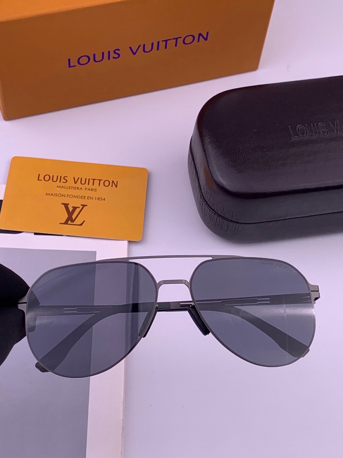 ♦️LV  新款男女情侣款太阳镜多边形墨镜iP电镀永不褪色 超轻超有弹性整幅眼镜无螺丝重要的是压不坏 高清尼龙镜片、精湛