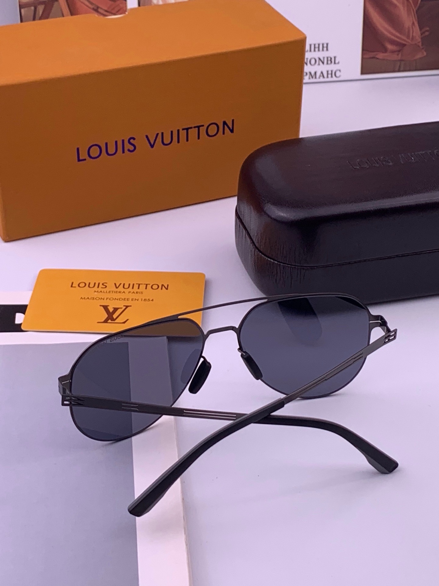 ♦️LV  新款男女情侣款太阳镜多边形墨镜iP电镀永不褪色 超轻超有弹性整幅眼镜无螺丝重要的是压不坏 高清尼龙镜片、精湛