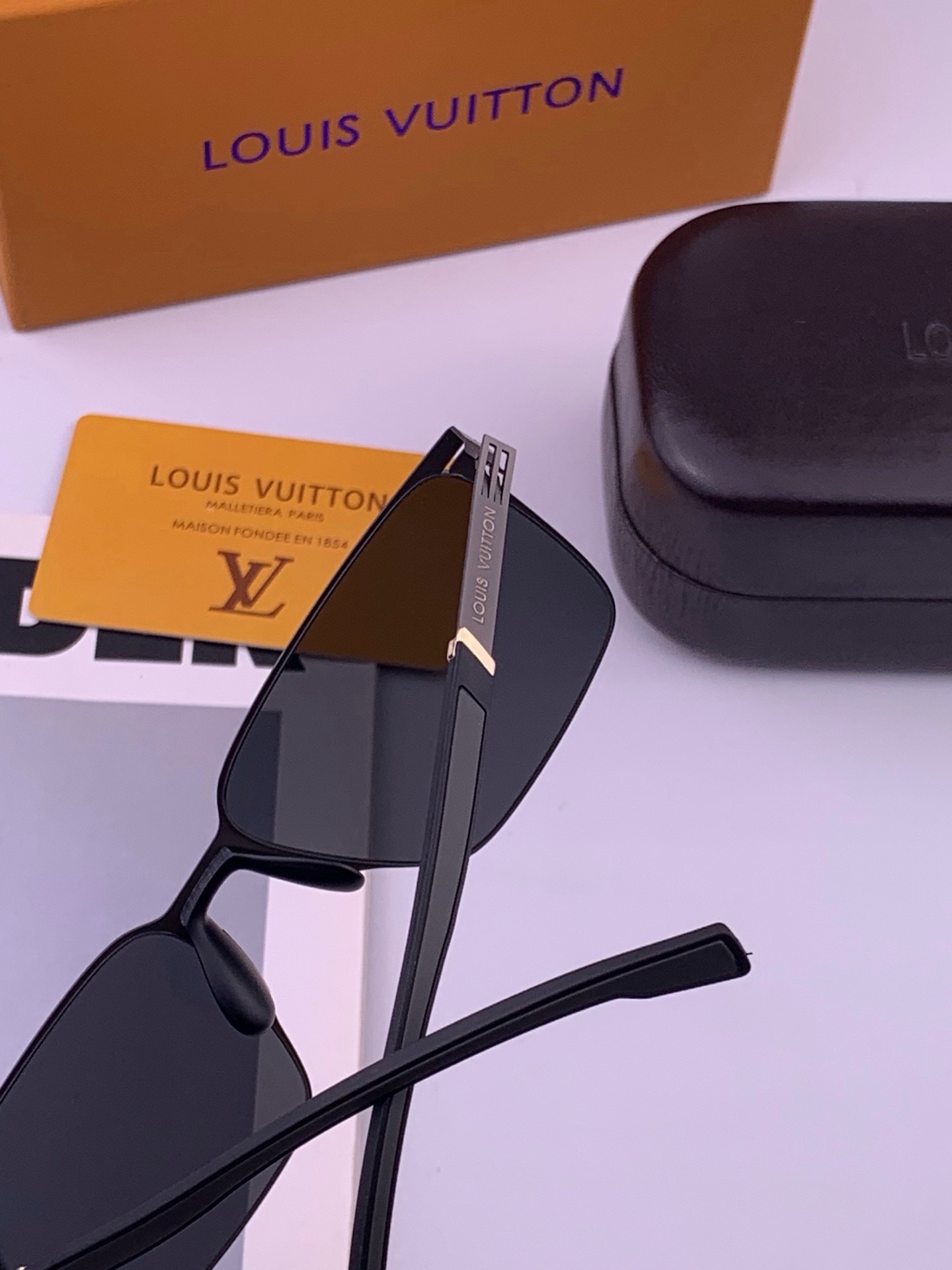 ♦️LV  新款男女情侣款太阳镜多边形墨镜iP电镀永不褪色 超轻超有弹性整幅眼镜无螺丝重要的是压不坏 高清尼龙镜片、精湛