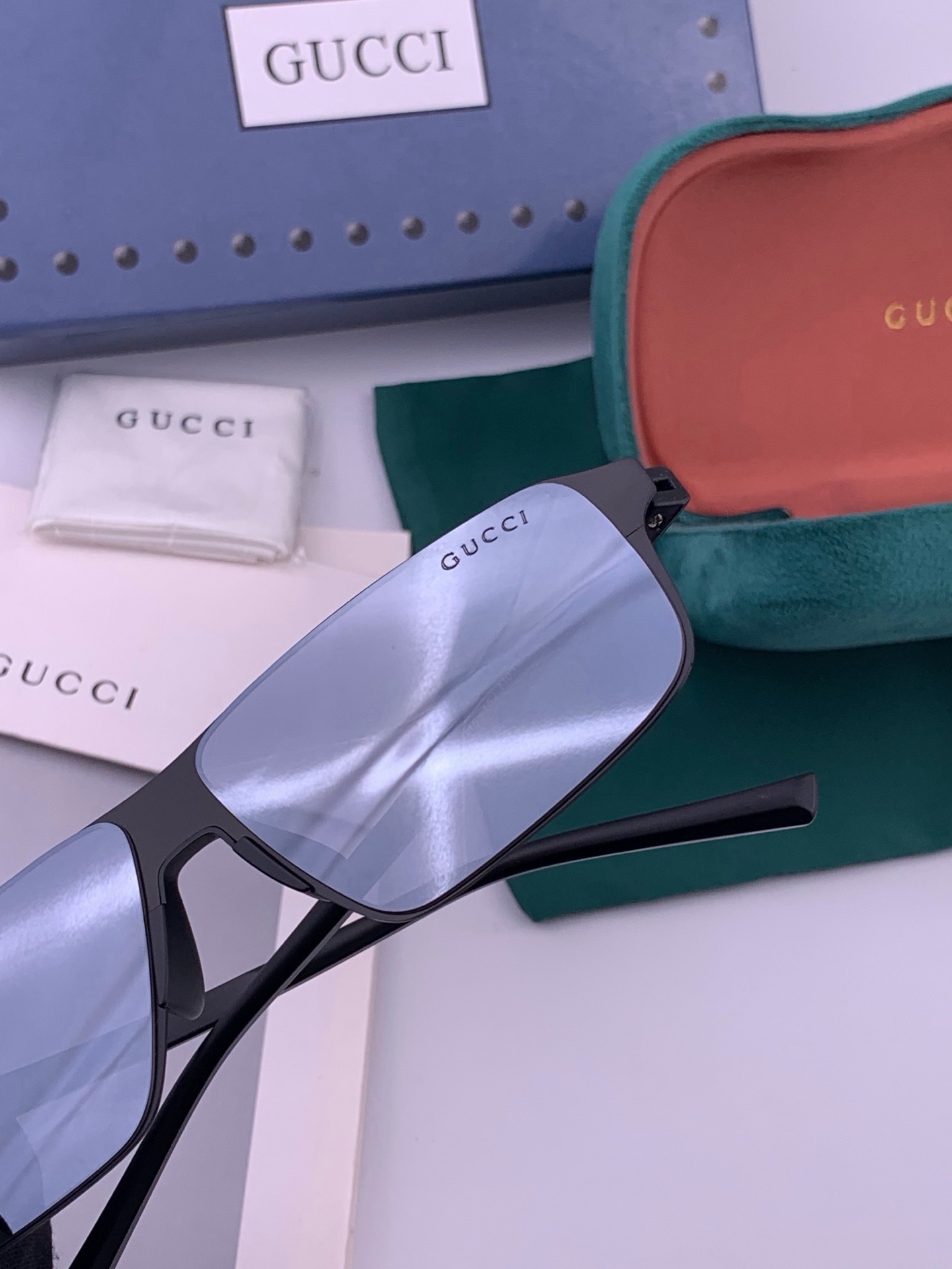 GUCCI 男款炫彩飞行员偏光太阳镜 ❤️材质：高清尼龙加厚卡槽高清偏光镜片 🌹无边框镜架💕颜👍型号：G2225