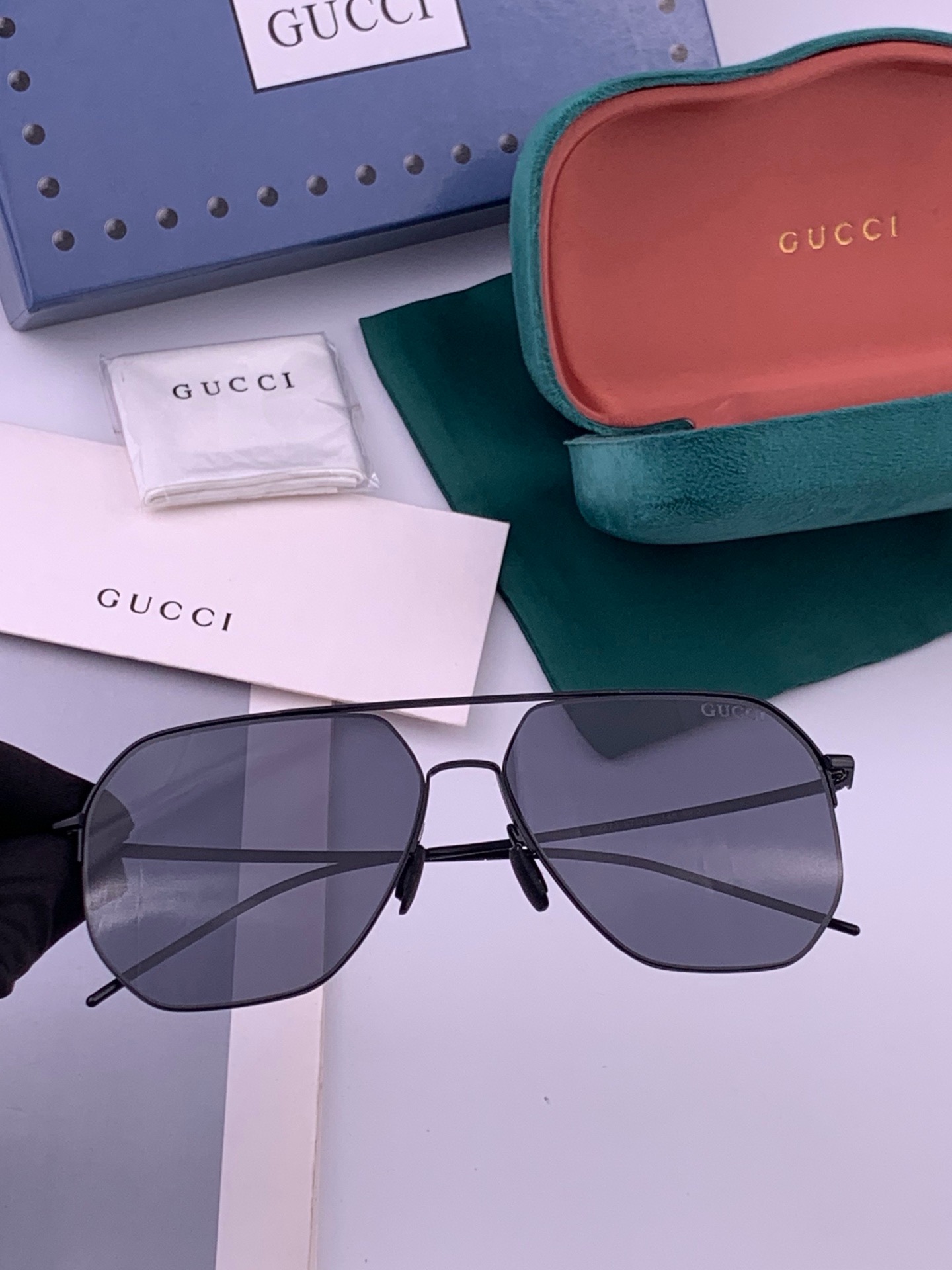 GUCCI 男款炫彩飞行员偏光太阳镜 ❤️材质：高清尼龙加厚卡槽高清偏光镜片 🌹无边框镜架💕颜👍型号：G3227