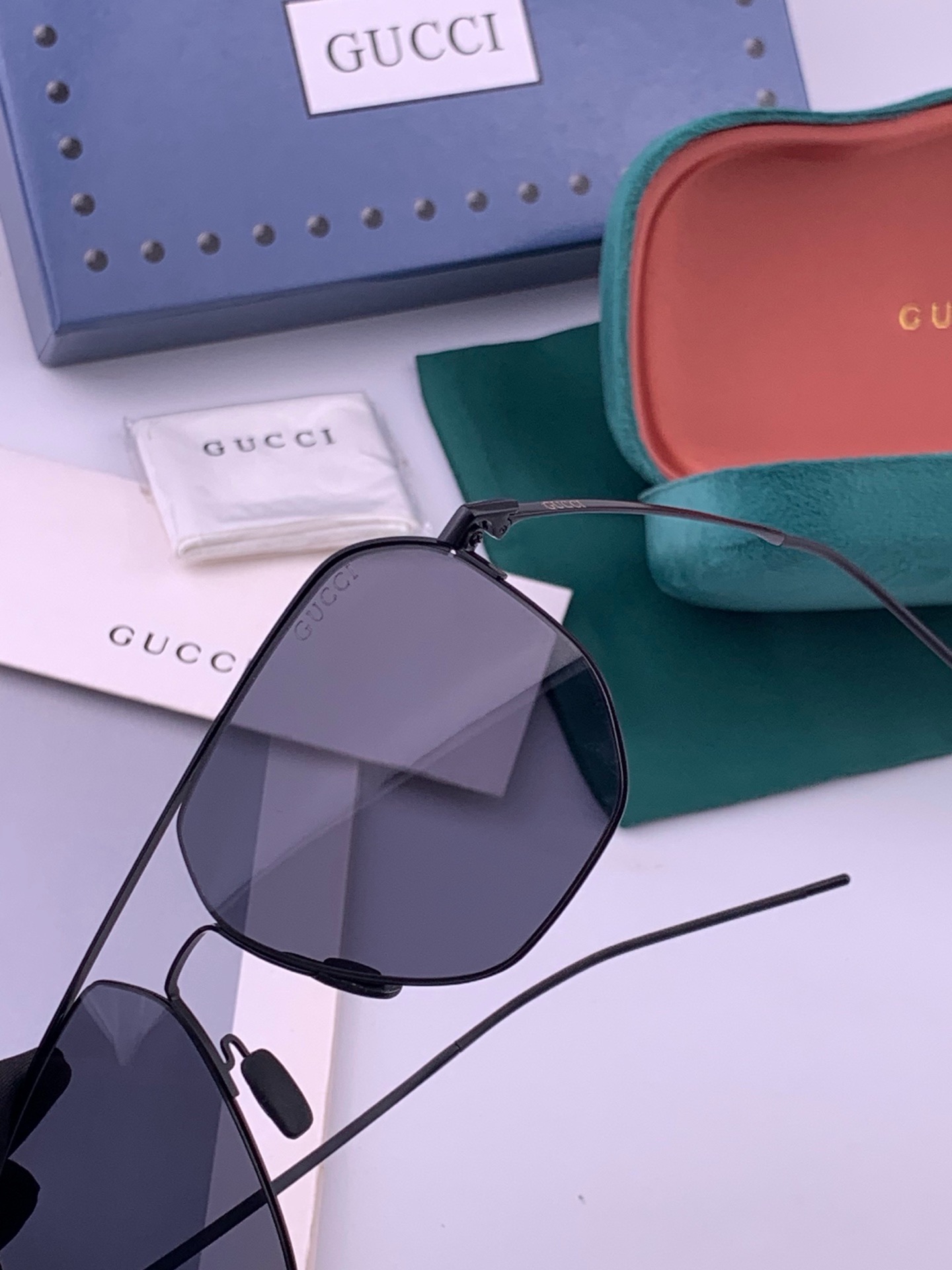 GUCCI 男款炫彩飞行员偏光太阳镜 ❤️材质：高清尼龙加厚卡槽高清偏光镜片 🌹无边框镜架💕颜👍型号：G3227