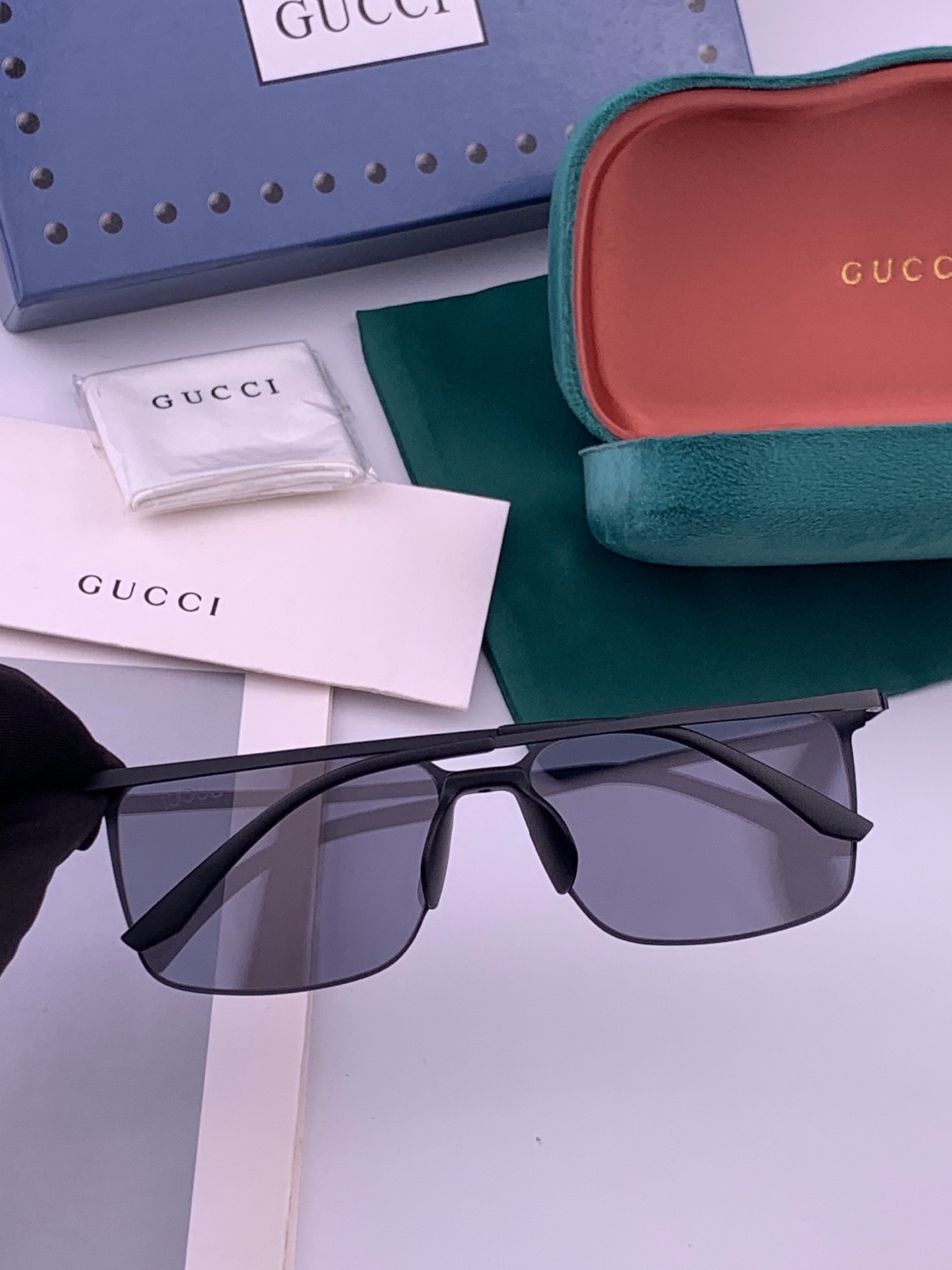 GUCCI 男款炫彩飞行员偏光太阳镜 ❤️材质：高清尼龙加厚卡槽高清偏光镜片 🌹无边框镜架💕颜👍型号：G01810