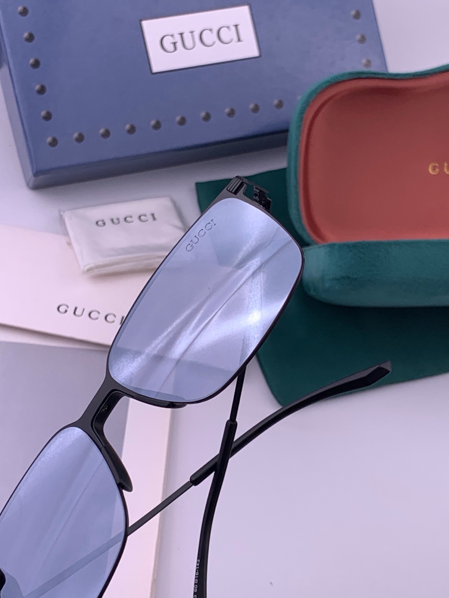 GUCCI 男款炫彩飞行员偏光太阳镜 ❤️材质：高清尼龙加厚卡槽高清偏光镜片 🌹无边框镜架💕颜👍型号：G01810