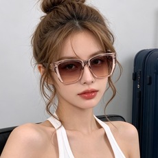 Chanel大框太阳镜墨镜 经典的方框设计,不挑脸型,无论搭配大衣还是连衣裙都非常显气质偏光镜片预防紫外线 型号:C Chanel大框太阳镜墨镜 经典的方框设计,不挑脸型,无论搭配大衣还是连衣裙都非常显气质偏光镜片预防紫外线 型号:C