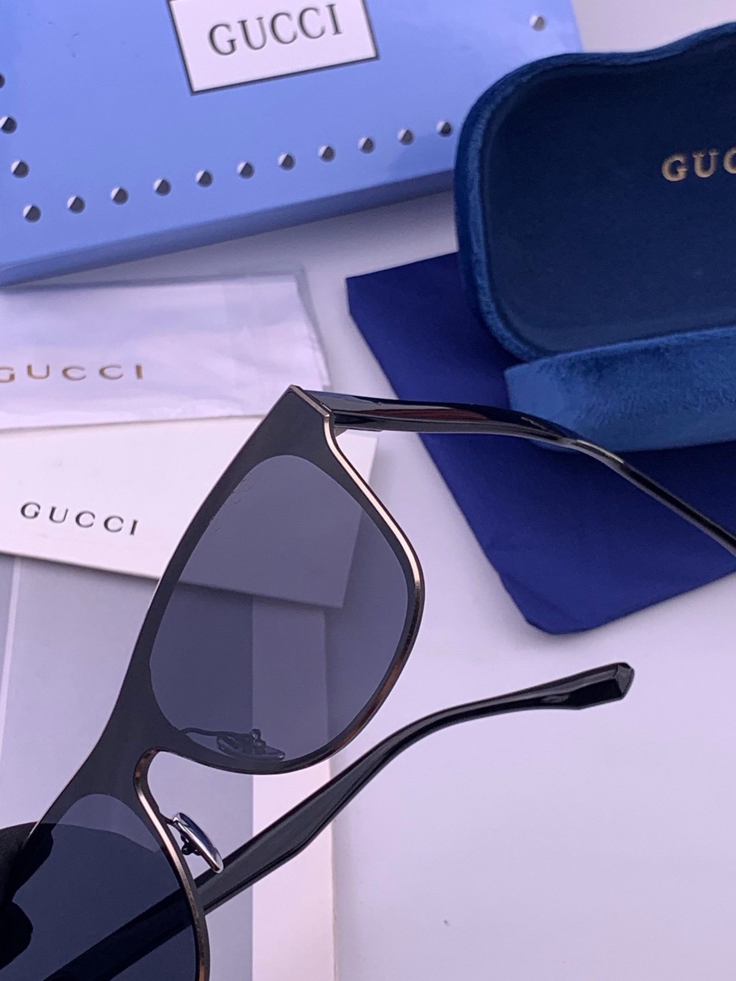 连体镜GUCCI 开春新款一体镜 大框太阳镜男女同款 😎  爆款大框尼龙太阳镜 超逼格超酷  镜腿品牌设计感强 nice