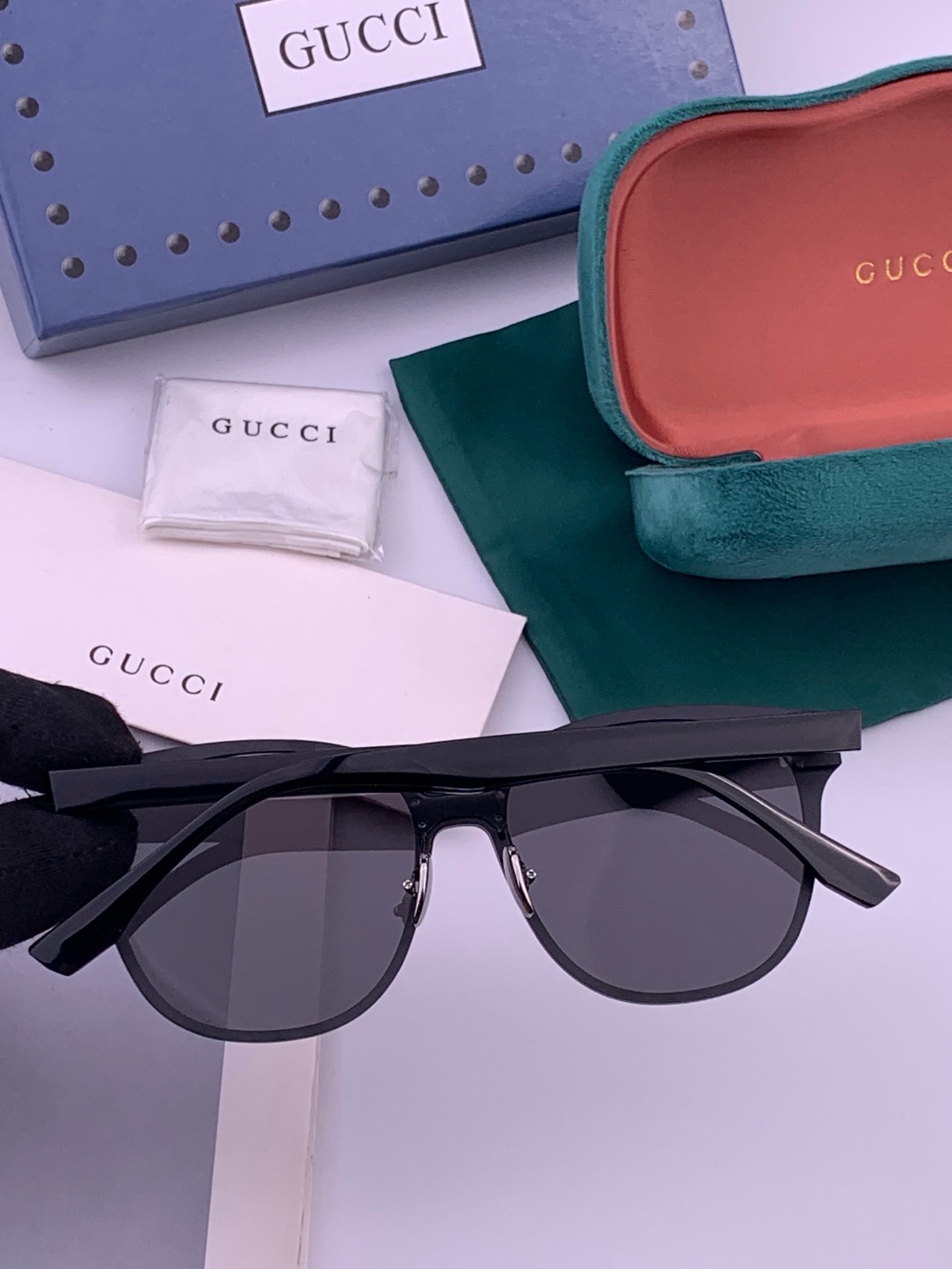 连体镜GUCCI开春新款一体镜 大框太阳镜男女同款 😎  爆款大框尼龙太阳镜 超逼格超酷  镜腿品牌设计感强 nice~