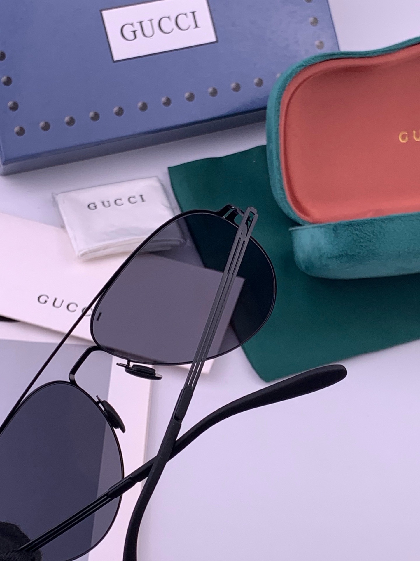 GUCCI 男款炫彩飞行员偏光太阳镜 ❤️材质：高清尼龙加厚卡槽高清偏光镜片 🌹无边框镜架💕颜👍型号：G0515