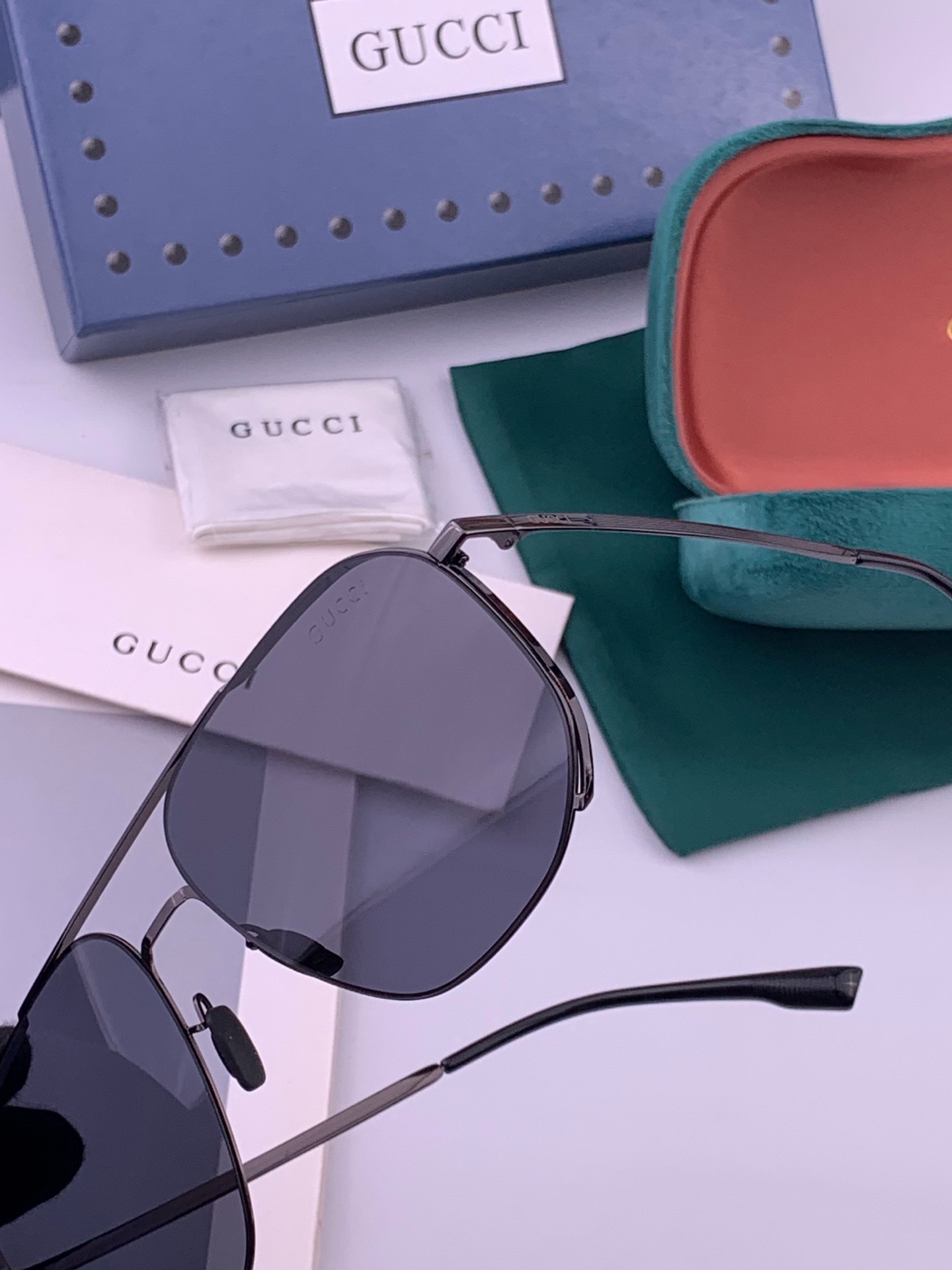 GUCCI 男款炫彩飞行员偏光太阳镜 ❤️材质：高清尼龙加厚卡槽高清偏光镜片 🌹无边框镜架💕颜👍型号：G0227