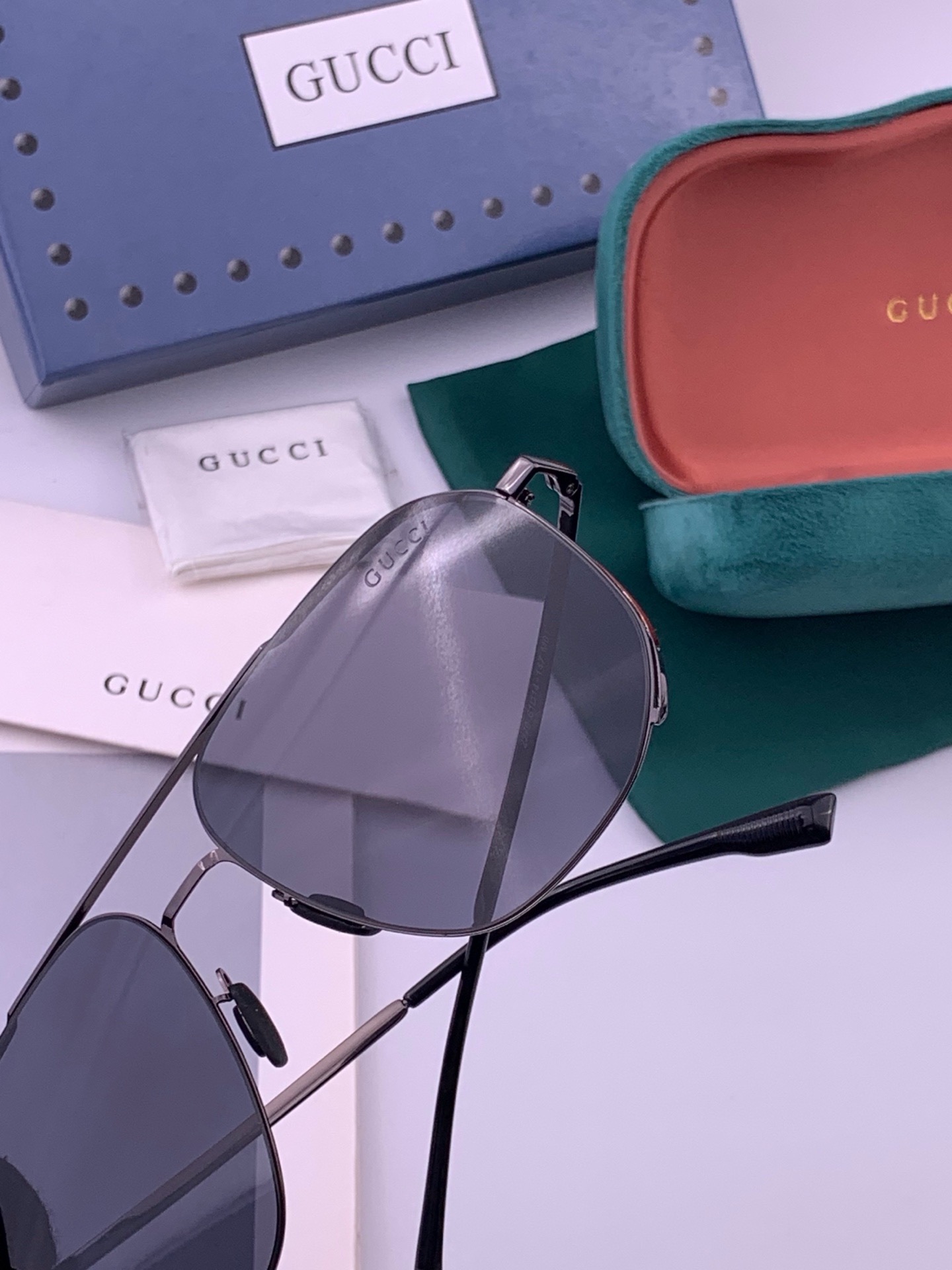 GUCCI 男款炫彩飞行员偏光太阳镜 ❤️材质：高清尼龙加厚卡槽高清偏光镜片 🌹无边框镜架💕颜👍型号：G0227