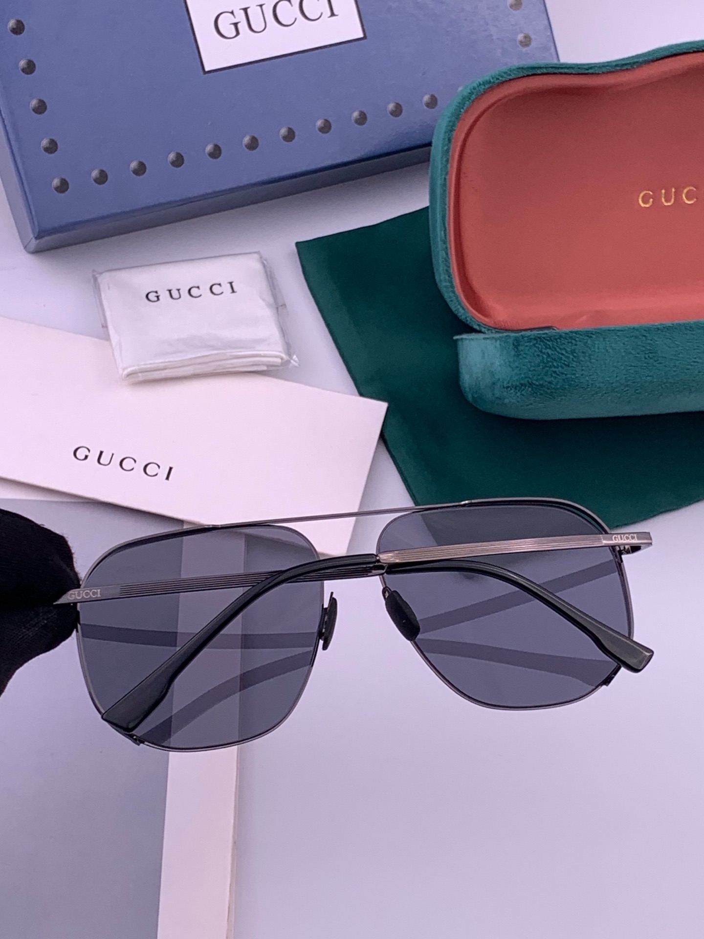GUCCI 男款炫彩飞行员偏光太阳镜 ❤️材质：高清尼龙加厚卡槽高清偏光镜片 🌹无边框镜架💕颜👍型号：G0227