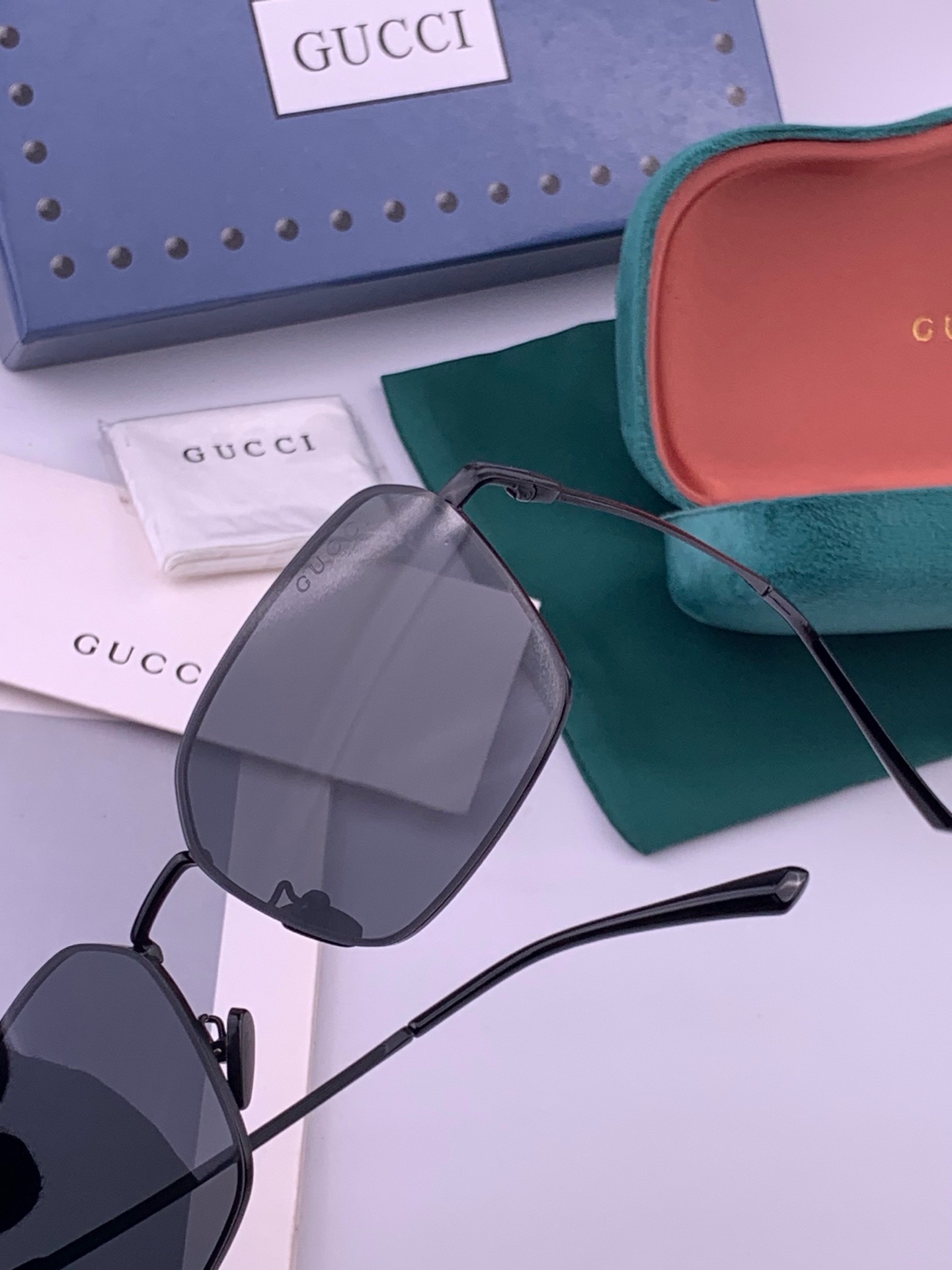 GUCCI 男款炫彩飞行员偏光太阳镜 ❤️材质：高清尼龙加厚卡槽高清偏光镜片 🌹无边框镜架💕颜👍型号：G6881
