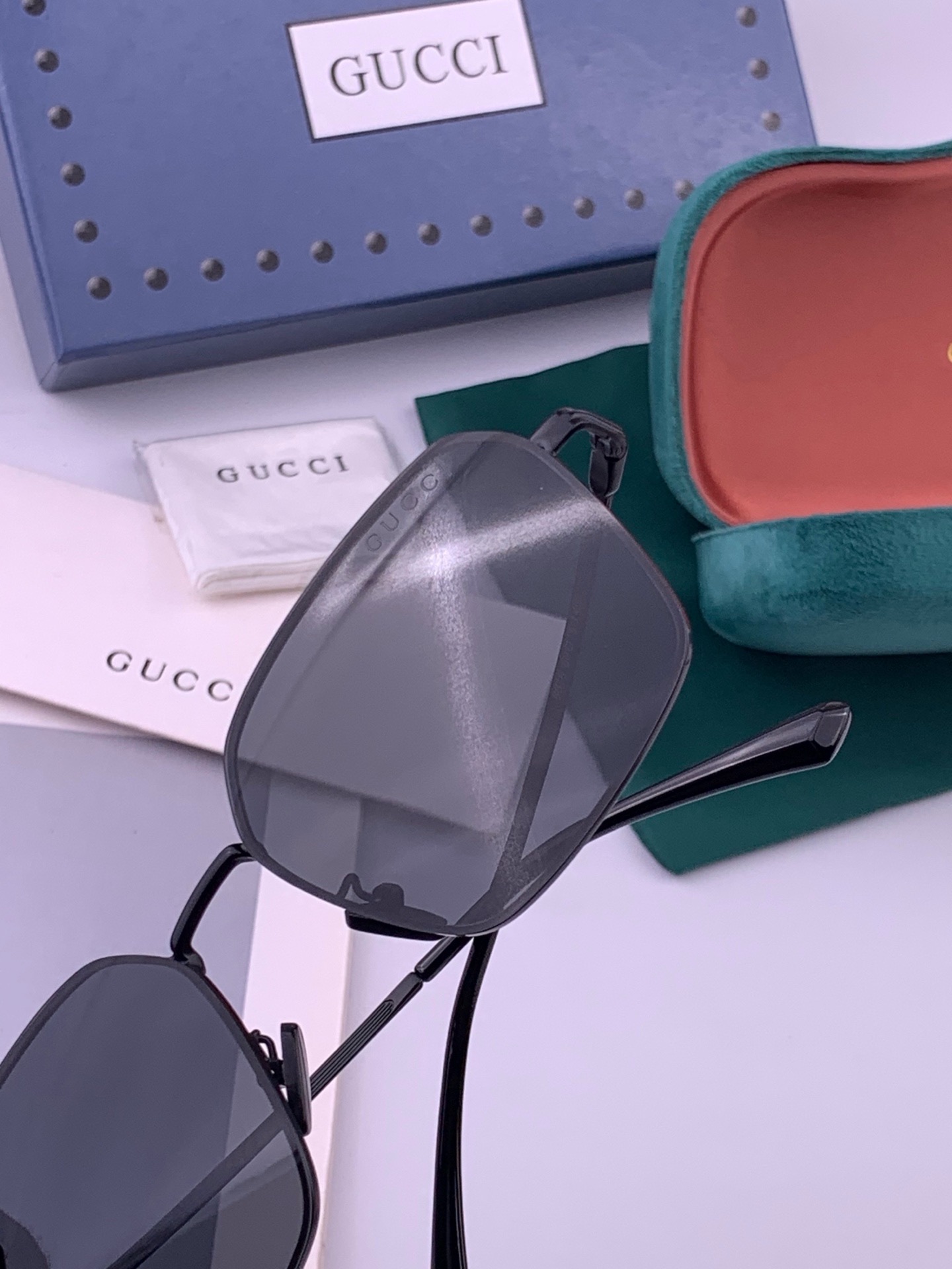GUCCI 男款炫彩飞行员偏光太阳镜 ❤️材质：高清尼龙加厚卡槽高清偏光镜片 🌹无边框镜架💕颜👍型号：G6881