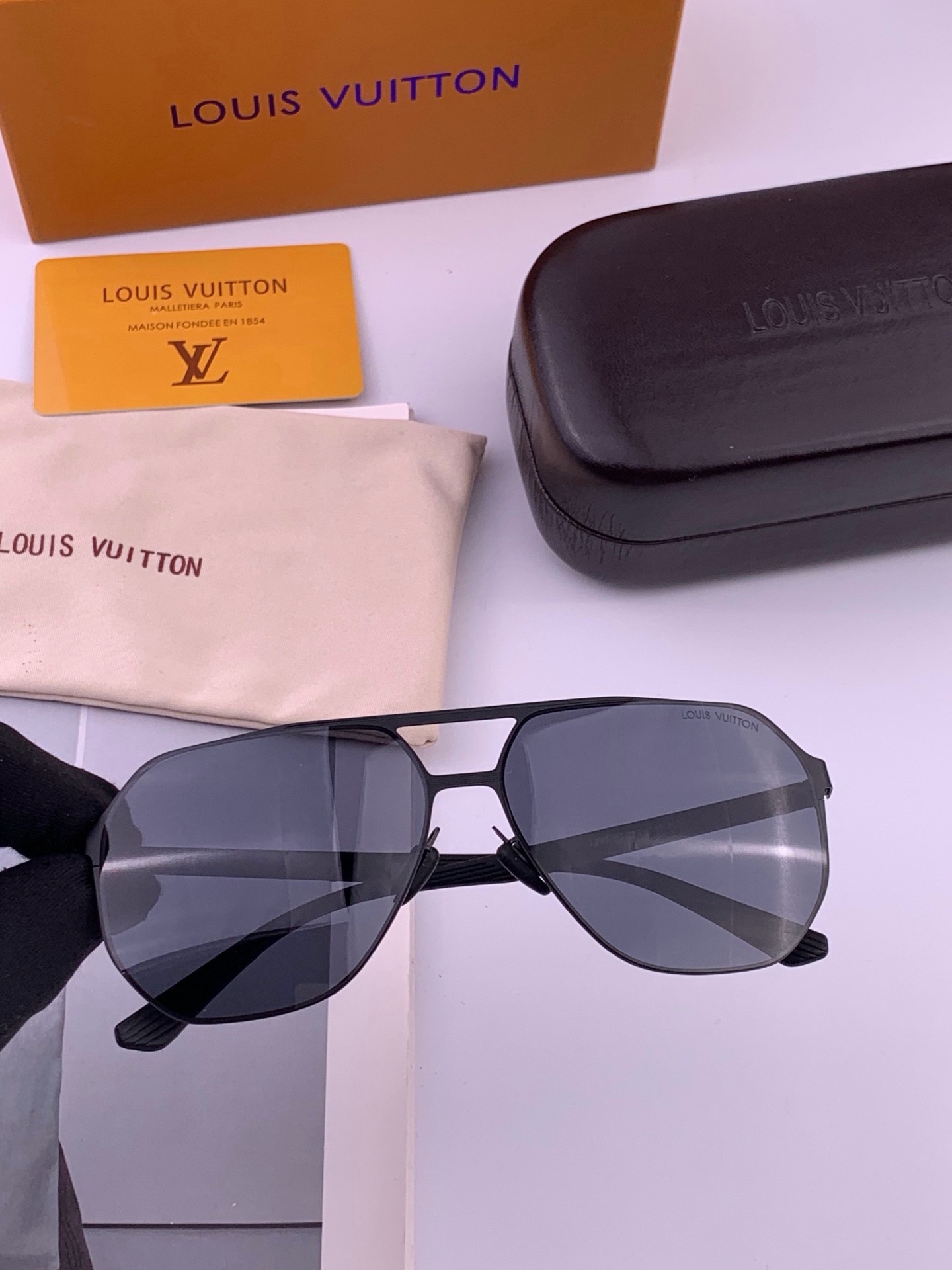 LV 男款炫彩飞行员偏光太阳镜 ❤️材质：高清尼龙加厚卡槽高清偏光镜片 🌹无边框镜架💕颜👍型号：L6229