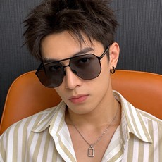 LV 男款炫彩飞行员偏光太阳镜 ❤️材质:高清尼龙加厚卡槽高清偏光镜片 🌹无边框镜架💕颜👍型号:L6229 LV 男款炫彩飞行员偏光太阳镜 ❤️材质:高清尼龙加厚卡槽高清偏光镜片 🌹无边框镜架💕颜👍型号:L6229