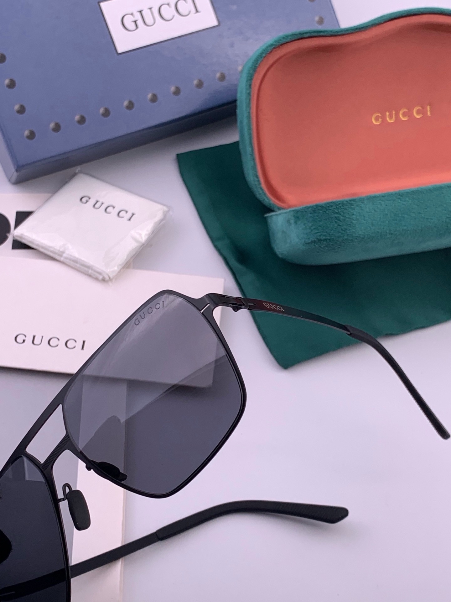 ♦️ GUCCI 新款男女情侣款太阳镜iP电镀永不褪色 超轻超有弹性整幅眼镜无螺丝重要的是压不坏 高清尼龙镜片、精湛的工