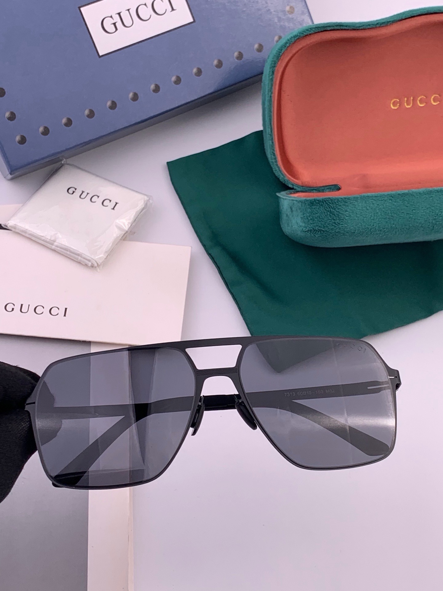♦️ GUCCI 新款男女情侣款太阳镜iP电镀永不褪色 超轻超有弹性整幅眼镜无螺丝重要的是压不坏 高清尼龙镜片、精湛的工