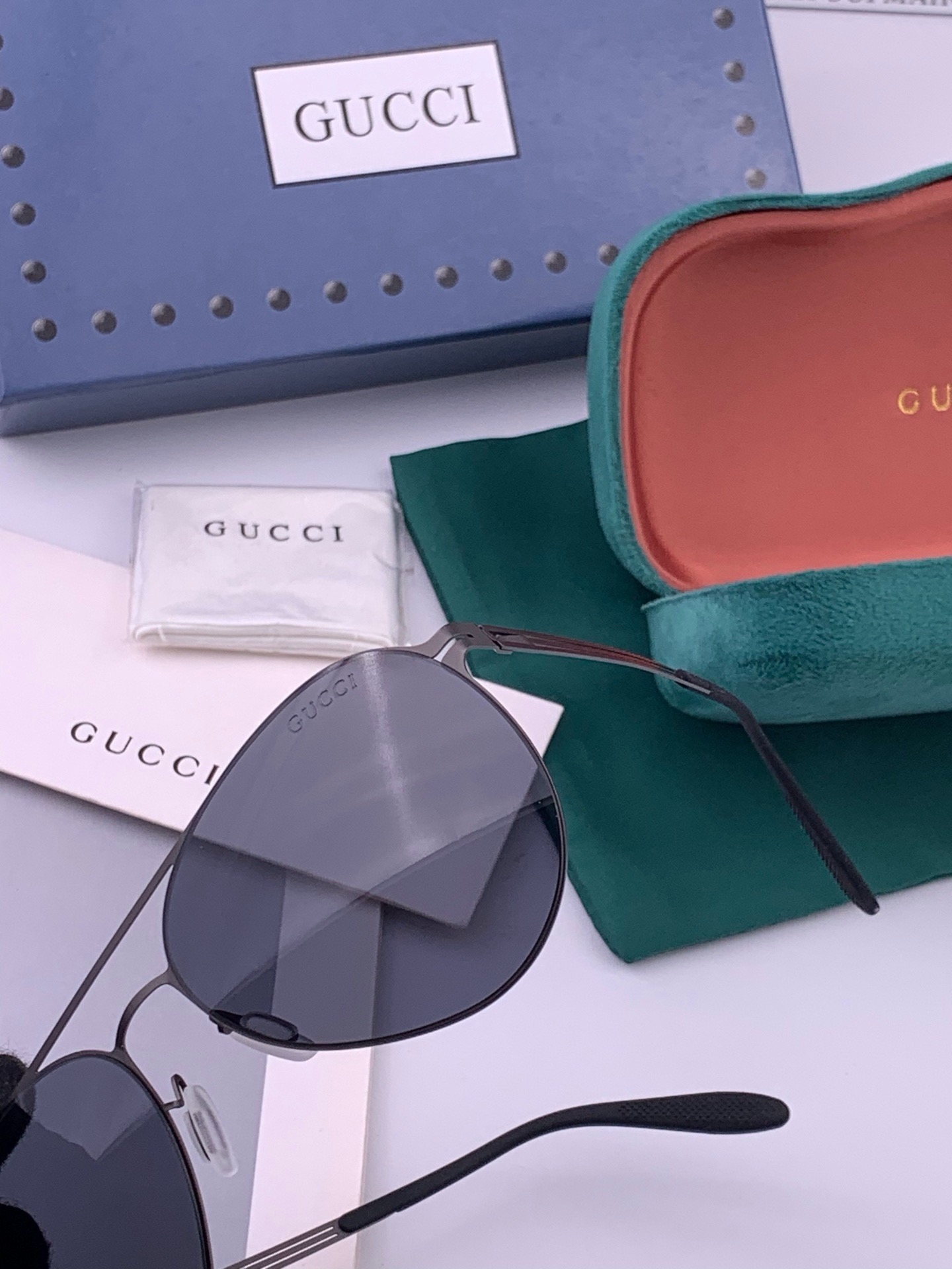 Gucci 春夏新款超轻无螺丝压不坏系列情侣款太阳镜高清尼龙镜片🦅完美品质，适合各种脸型，经典太阳镜亮相时装周.超酷拉风