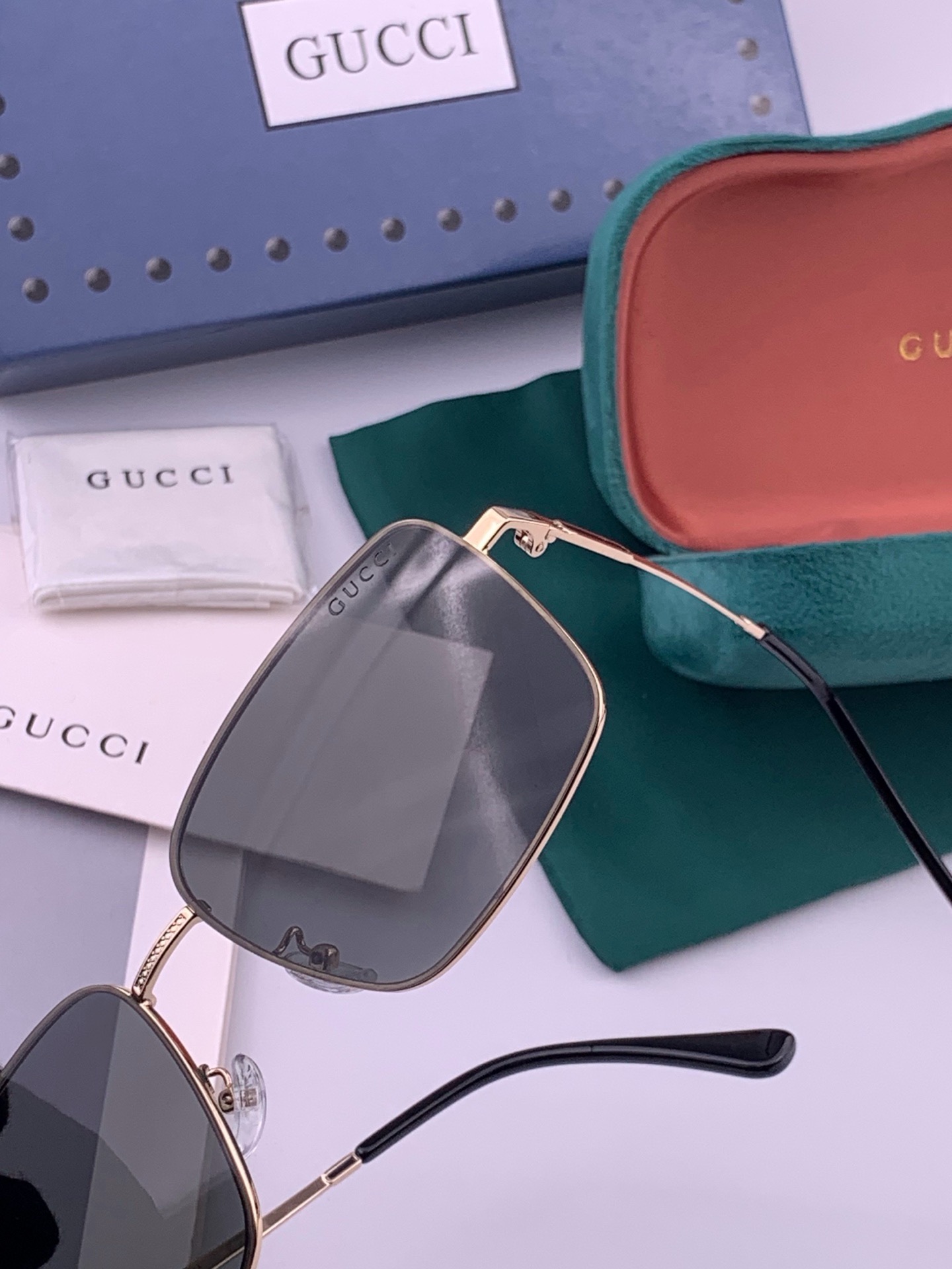 GUCCI 男款炫彩飞行员偏光太阳镜 ❤️材质：高清尼龙加厚卡槽高清偏光镜片 🌹无边框镜架💕颜👍型号：G4802