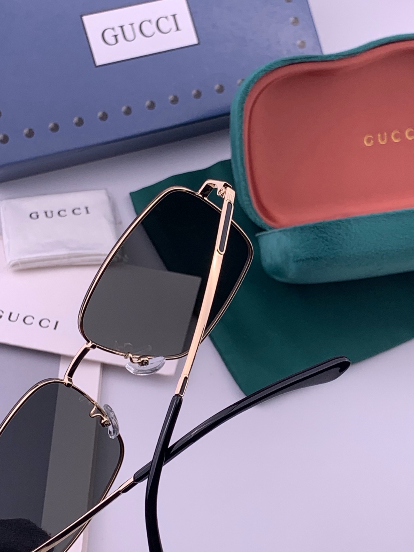 GUCCI 男款炫彩飞行员偏光太阳镜 ❤️材质：高清尼龙加厚卡槽高清偏光镜片 🌹无边框镜架💕颜👍型号：G4802